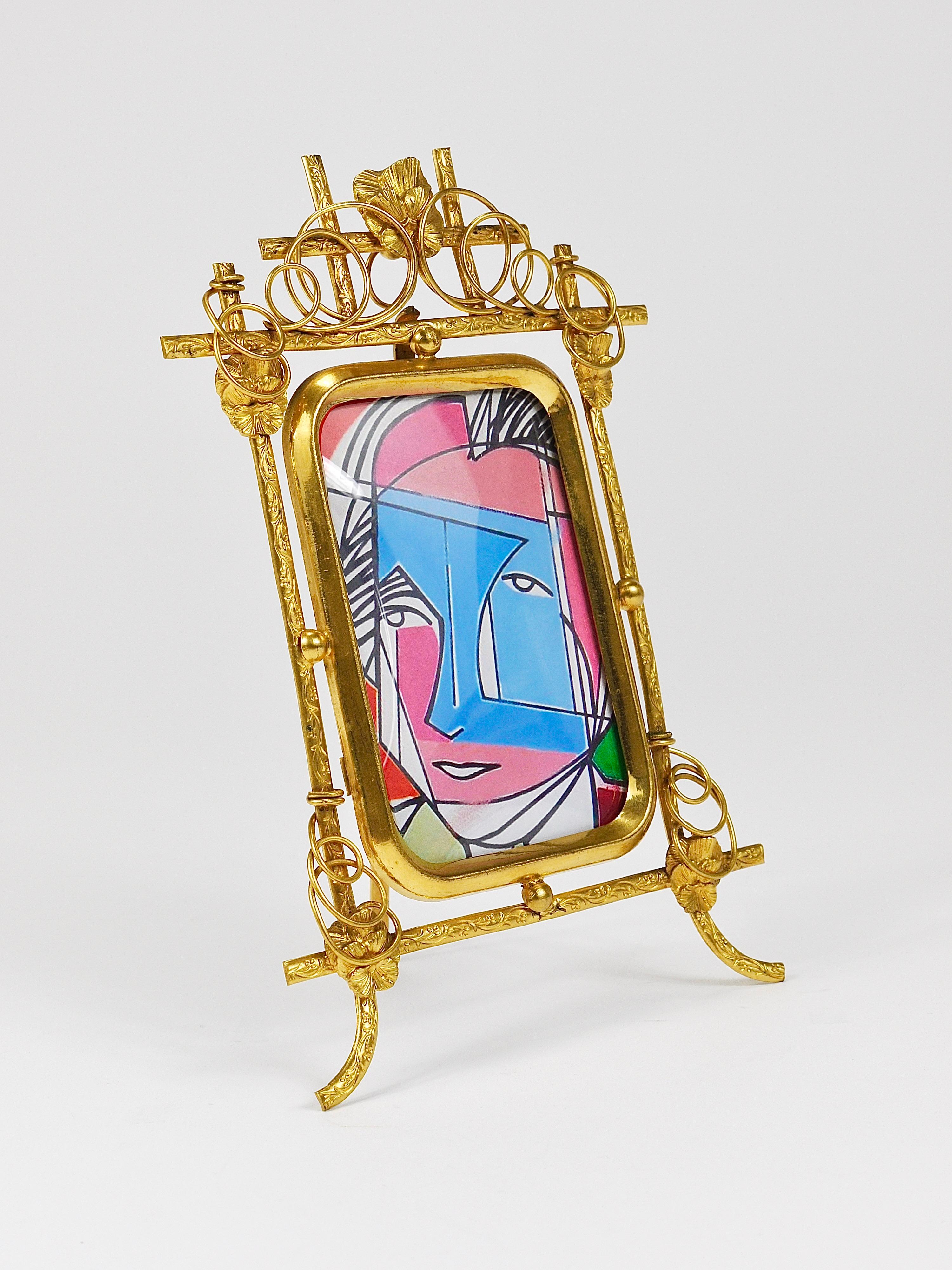 Marco floral Art Nouveau de latón dorado, Viena, hacia 1900 Dorado en venta
