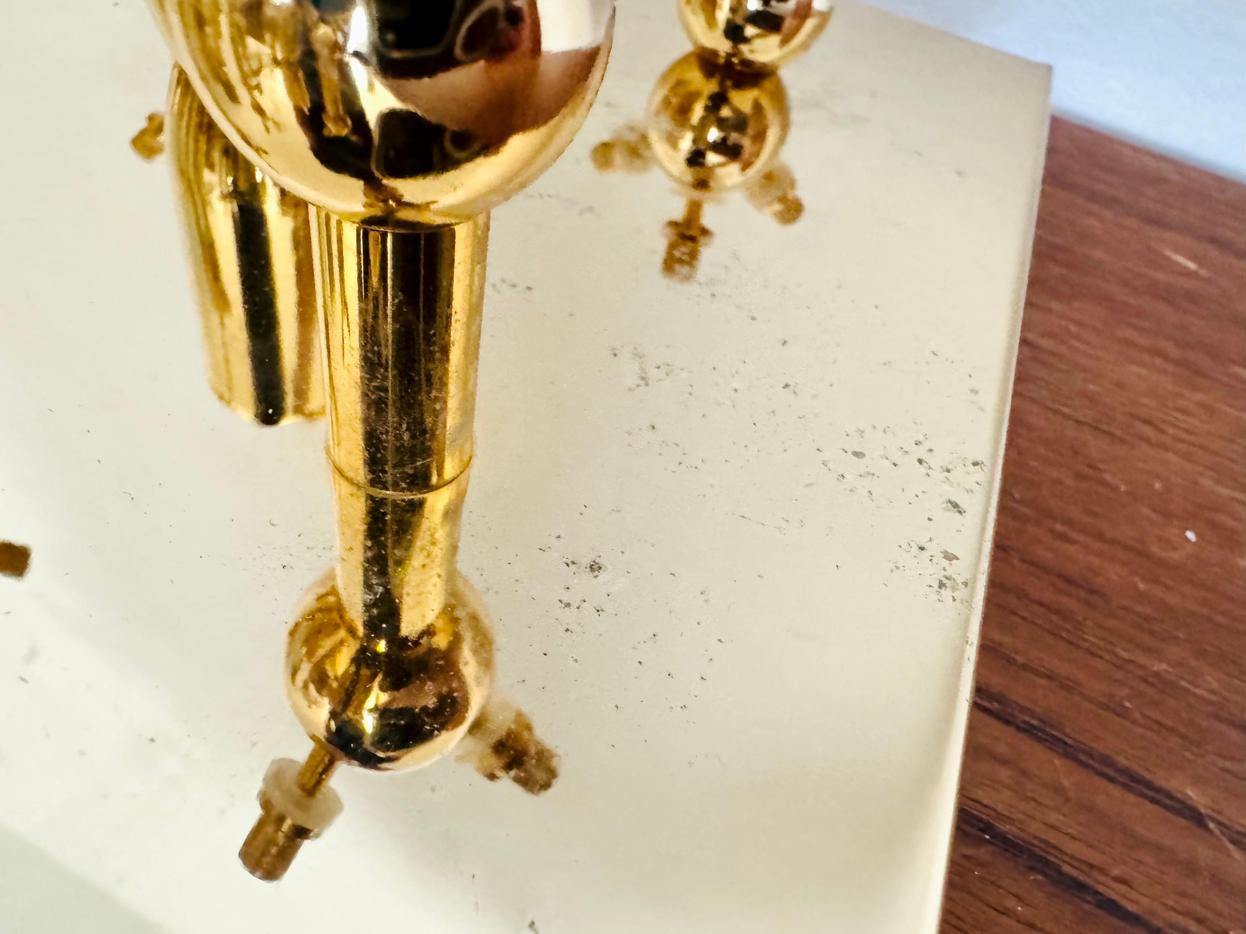 Wandleuchte oder Unterputzleuchte aus Glas und Messing mit Blumenmuster im Angebot 10
