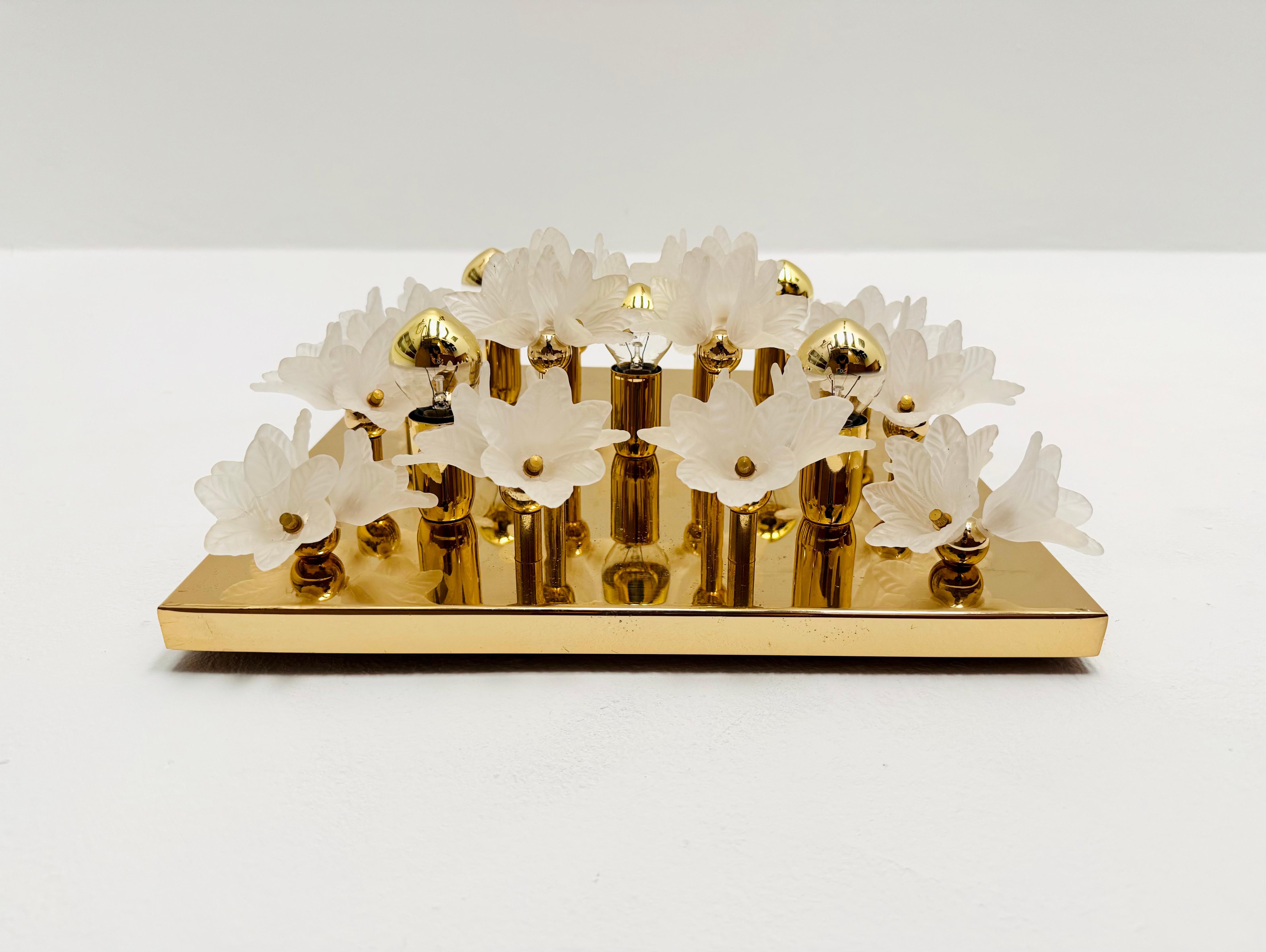 Wunderschöne große florale Wand- oder Deckenleuchte aus Glas aus den 1960er Jahren.
Die hochwertigen Glaselemente sorgen für einen eindrucksvoll funkelnden Lichteffekt.
Außergewöhnlich hochwertige Verarbeitung.
Sehr elegantes und luxuriöses Aussehen