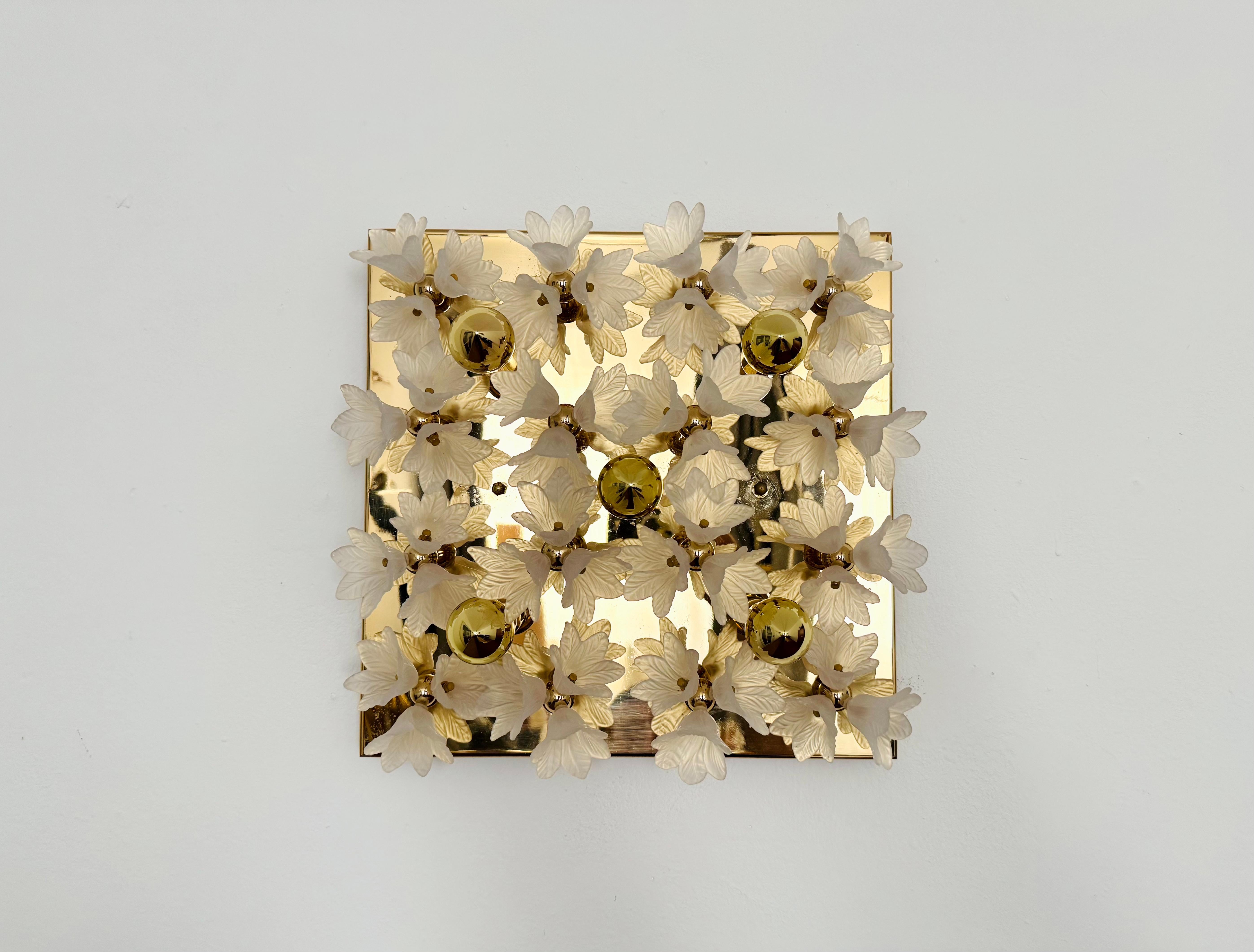 Wandleuchte oder Unterputzleuchte aus Glas und Messing mit Blumenmuster (Moderne der Mitte des Jahrhunderts) im Angebot