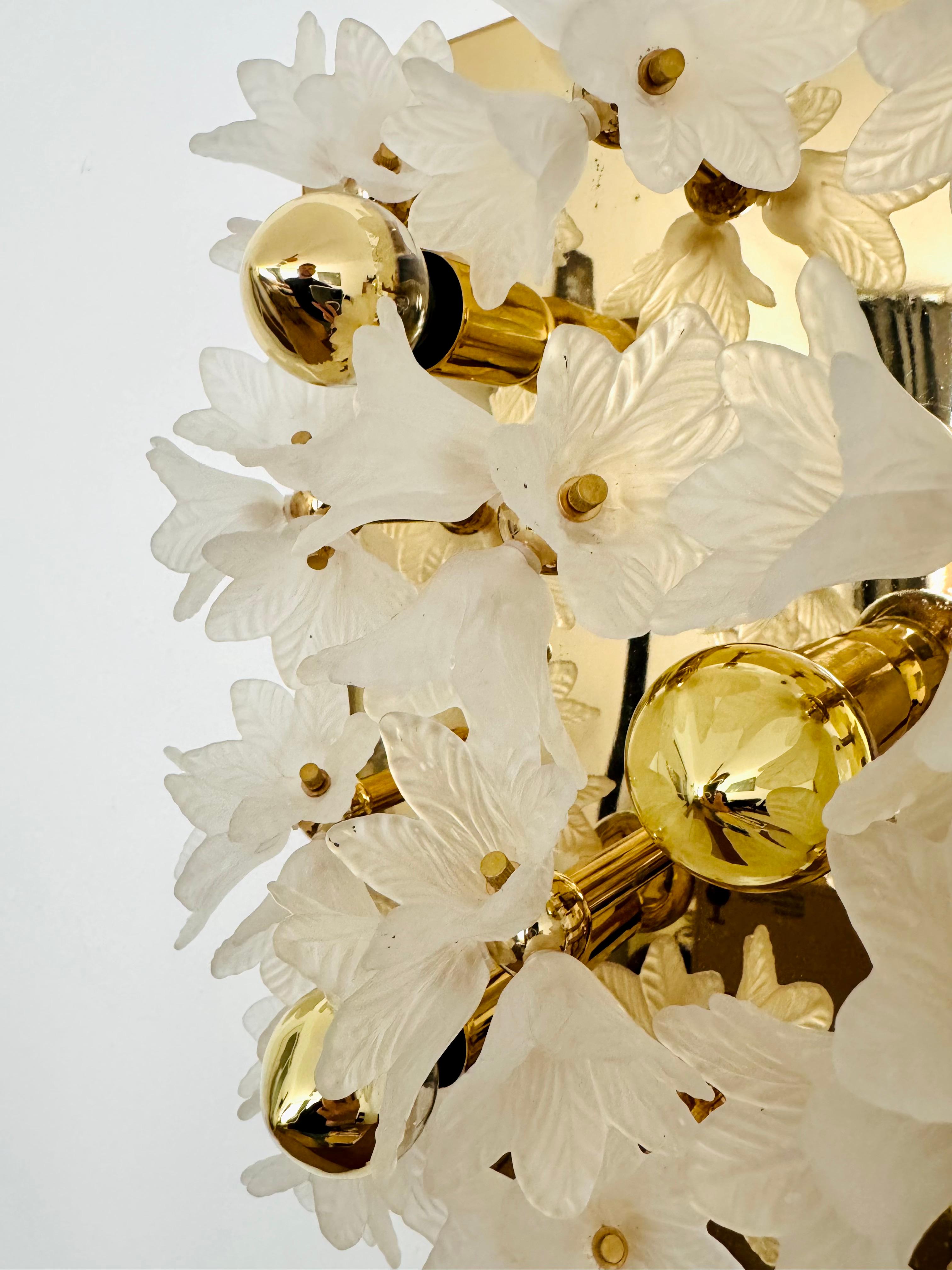 Wandleuchte oder Unterputzleuchte aus Glas und Messing mit Blumenmuster (Mitte des 20. Jahrhunderts) im Angebot