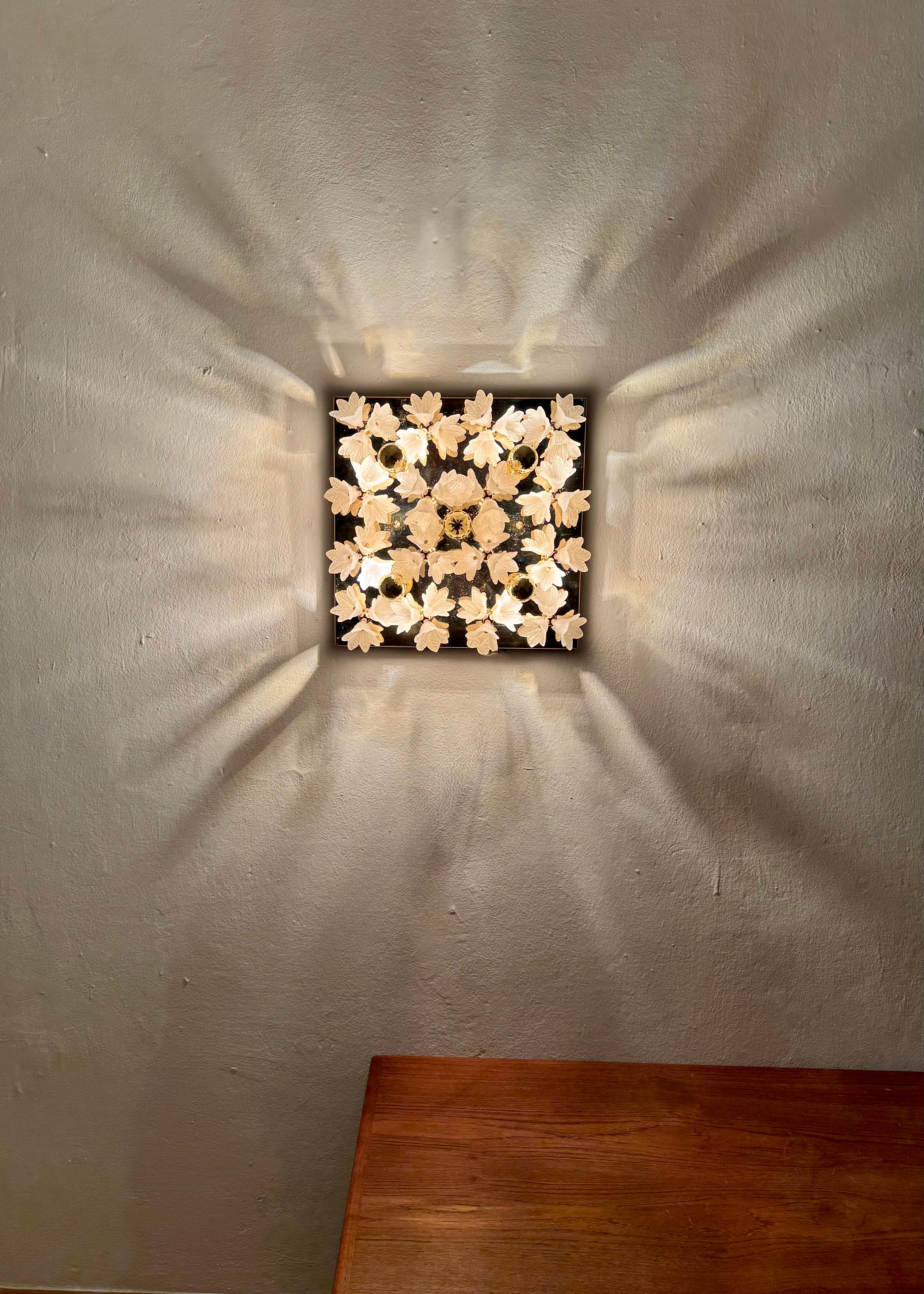Wandleuchte oder Unterputzleuchte aus Glas und Messing mit Blumenmuster im Angebot 2