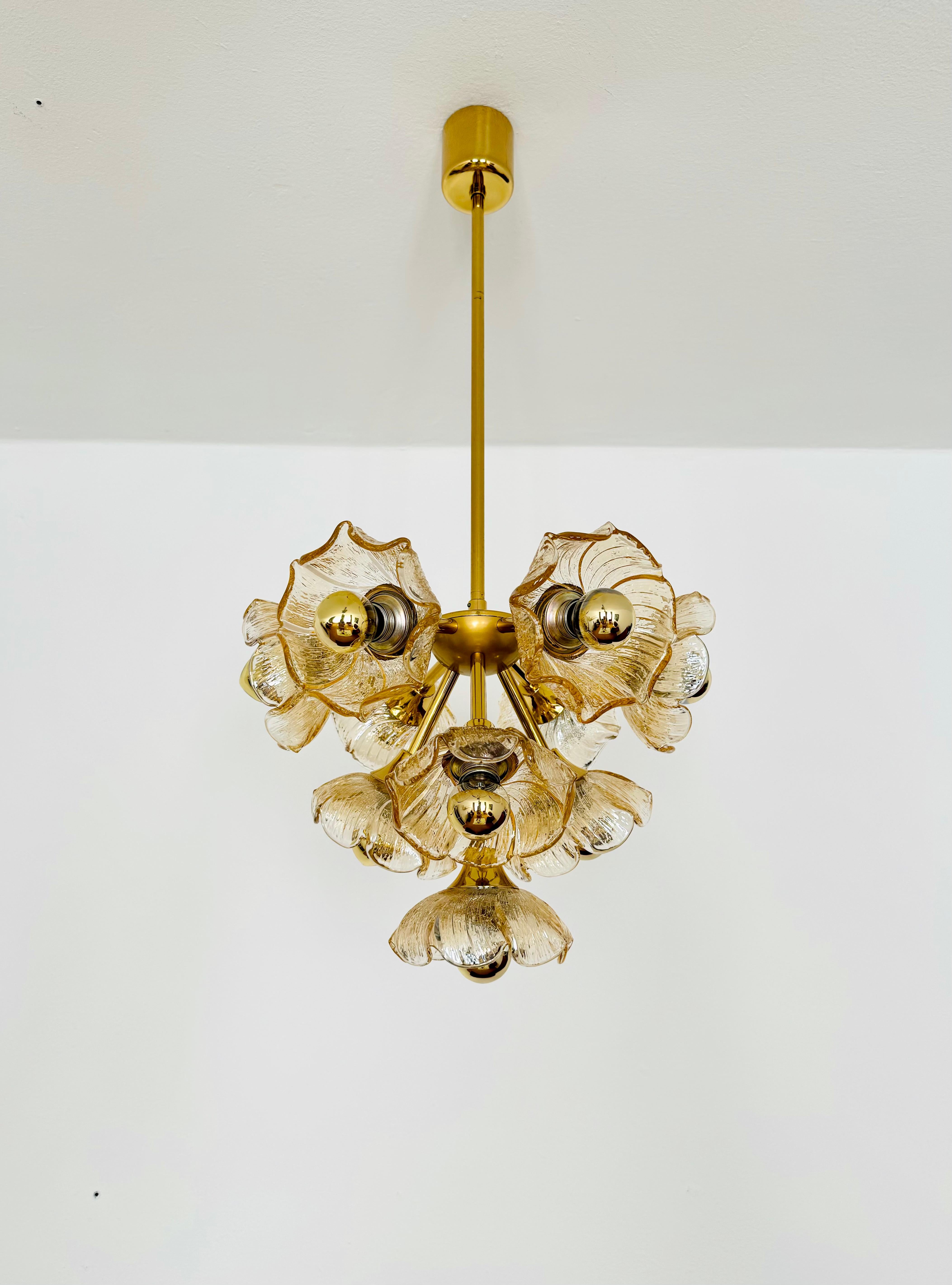 Lampadario in vetro floreale degli anni '60.
Un design di grande successo e una lavorazione di altissima qualità.
I 10 fiori di vetro diffondono uno spettacolare gioco di luci nella stanza.
È molto lussuoso e rappresenta un valore aggiunto per