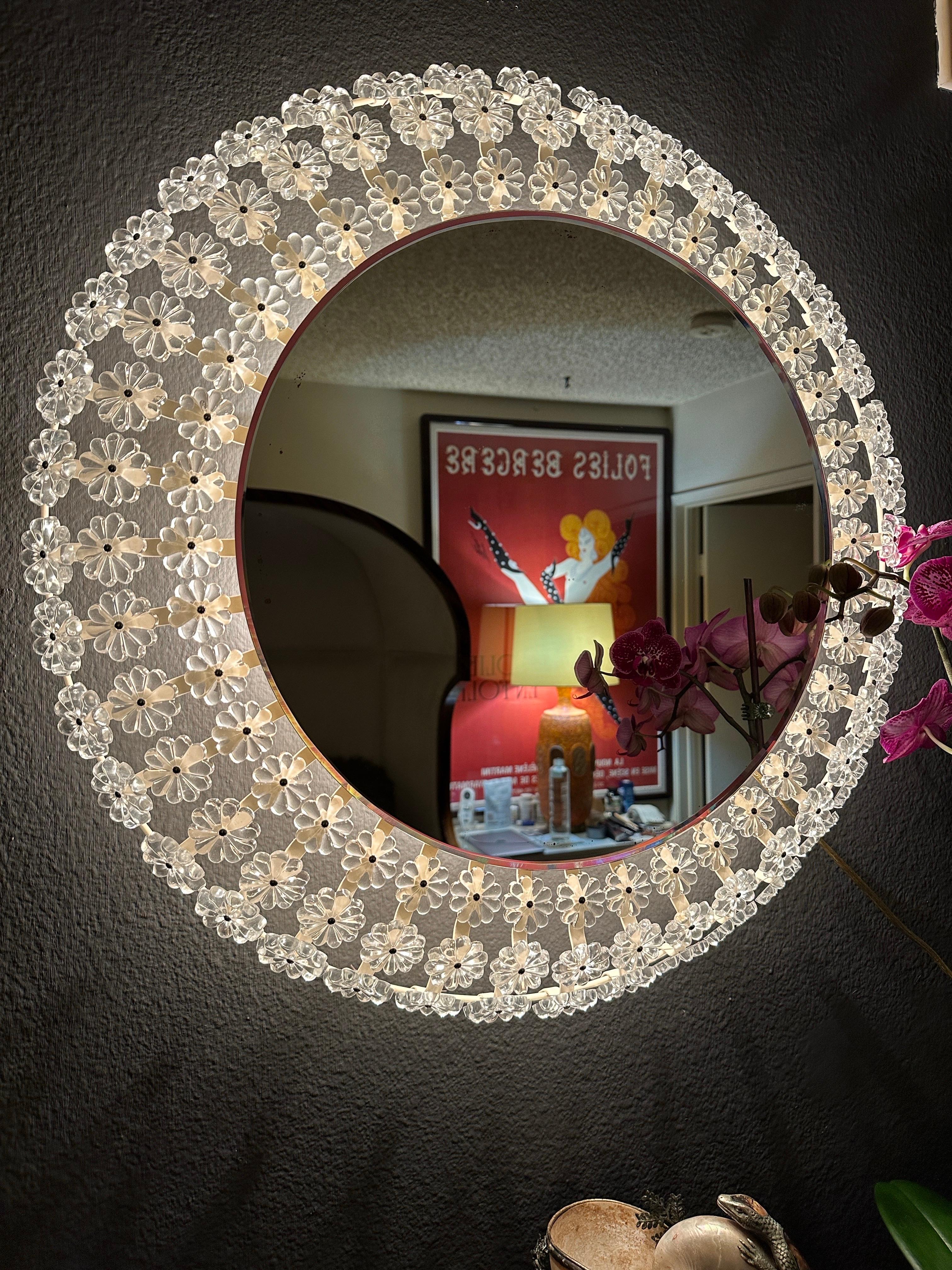 Hollywood Regency Miroir lumineux en verre floral en vente