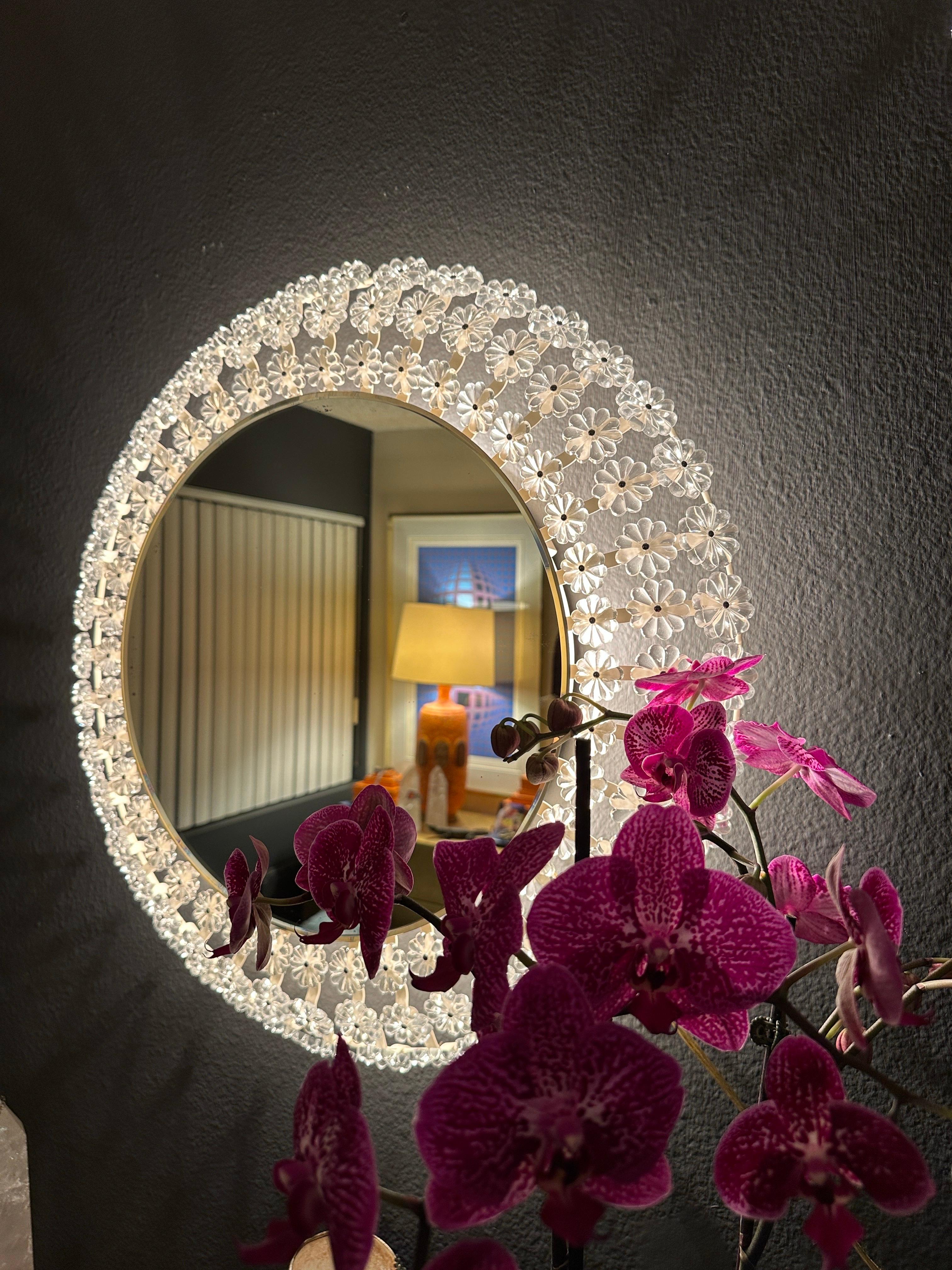 Autrichien Miroir lumineux en verre floral en vente
