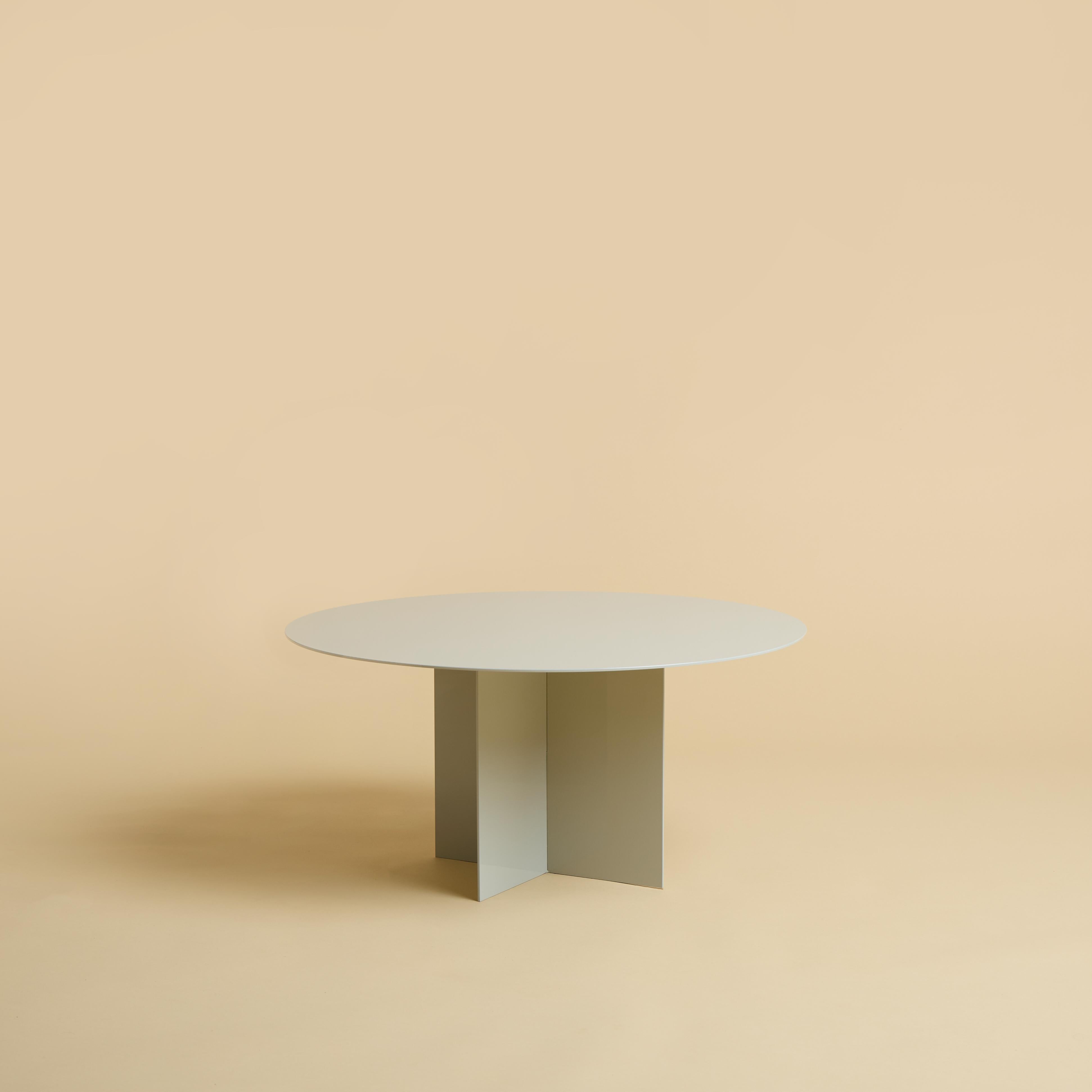 Table basse grise à fleurs par Lebanto
Dimensions : L 60 x D 60 x H 29 cm
MATERIAL : Steele.

Lebanto est l'expression d'une identité, une tapisserie de rêves tissée à partir des fils de leur vie. Leur parcours a commencé par une vision simple mais