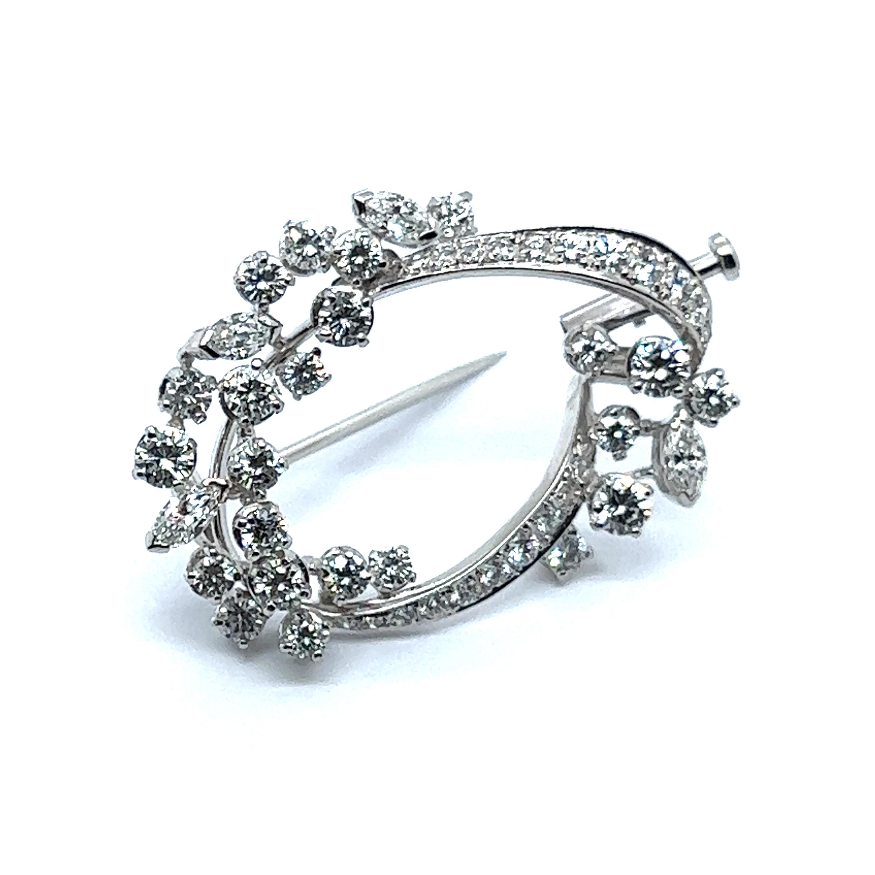 Floral Gübelin Brooch with Diamonds in 18 Karat White Gold For Sale 2