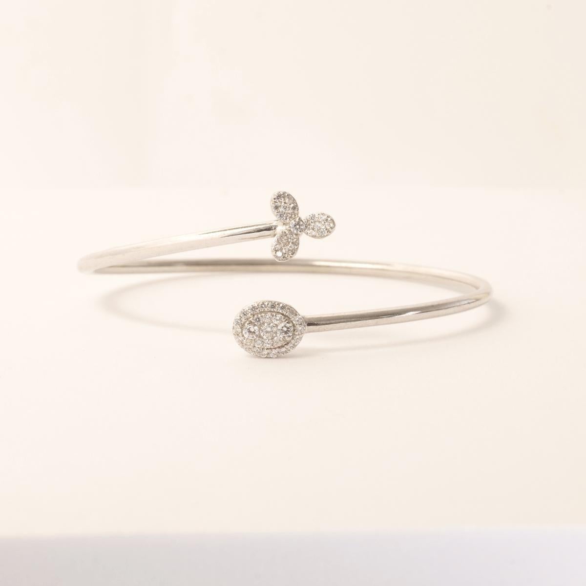 Offenes Manschettenarmband mit floralem Halo-Diamanten aus 14 Karat massivem Gold (zertifiziert) (Art déco) im Angebot