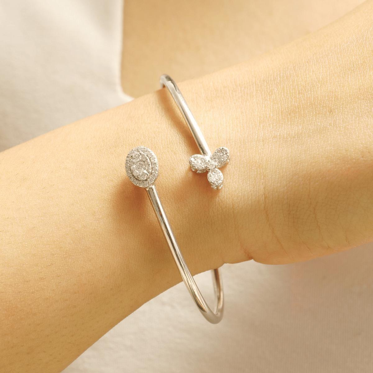 Offenes Manschettenarmband mit floralem Halo-Diamanten aus 14 Karat massivem Gold (zertifiziert) (Rundschliff) im Angebot