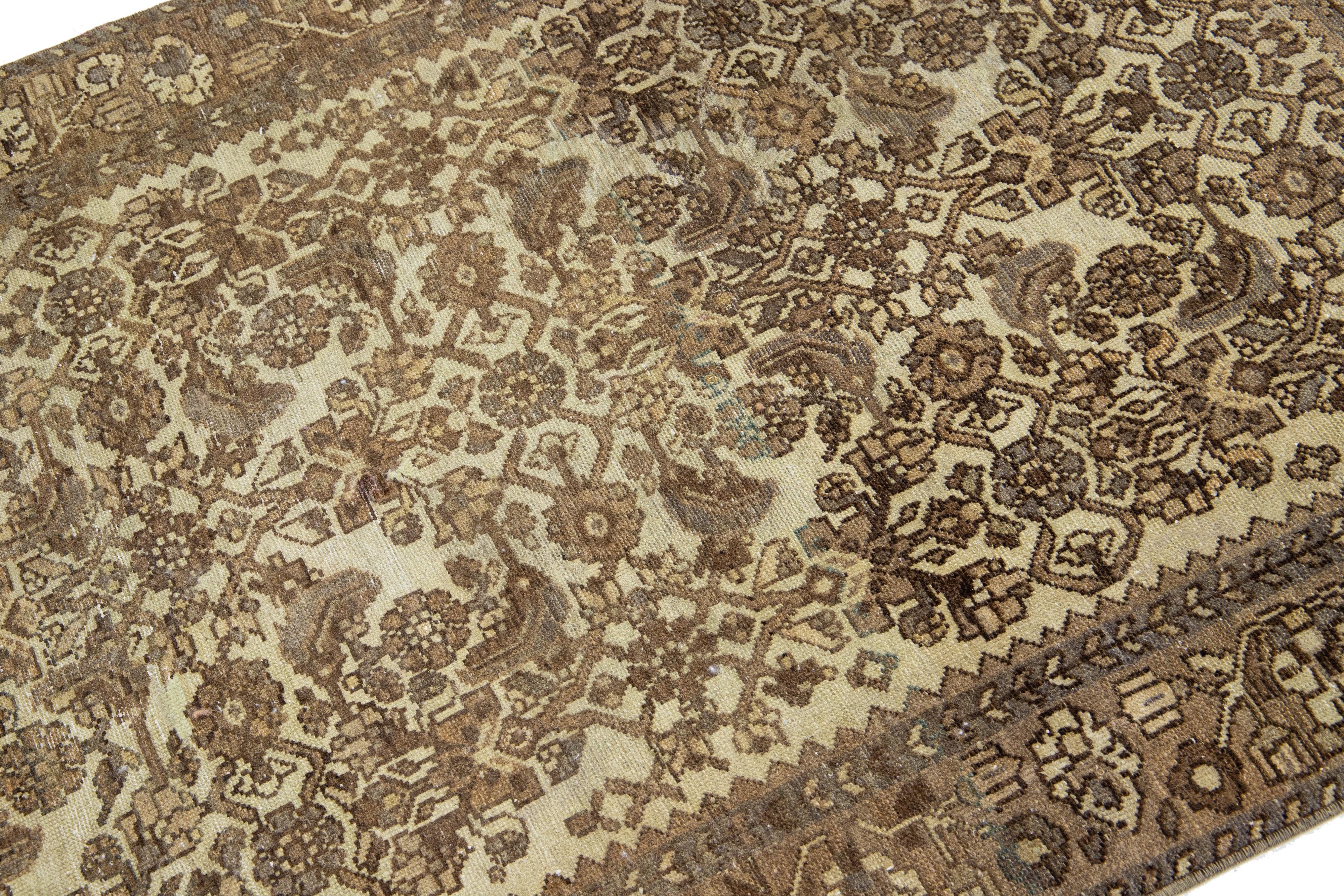 Floral Handgefertigter antiker persischer Malayer-Teppich in Beige mit Schachtel aus Wolle (Persisch) im Angebot