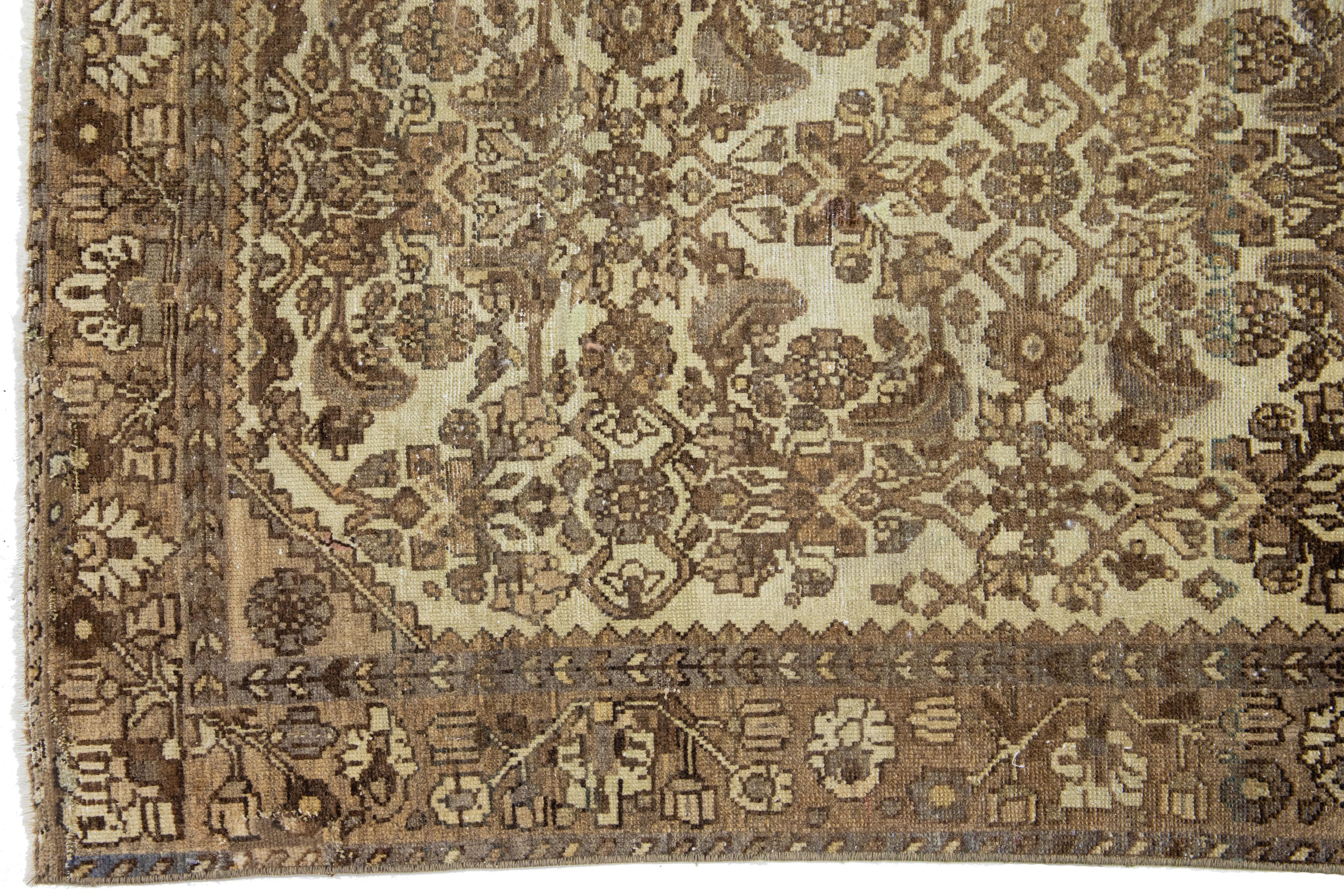 Floral Handgefertigter antiker persischer Malayer-Teppich in Beige mit Schachtel aus Wolle im Zustand „Hervorragend“ im Angebot in Norwalk, CT