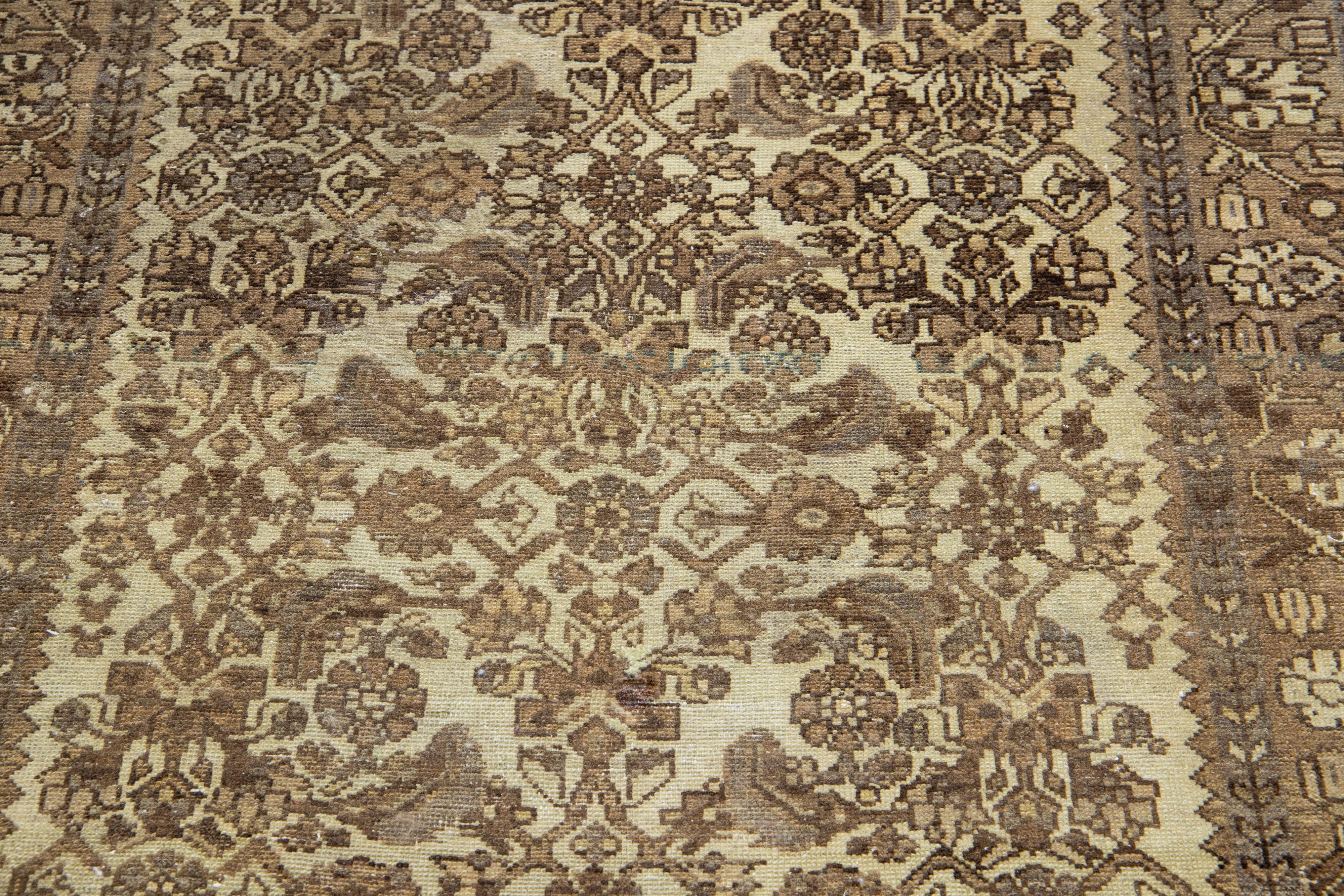 Floral Handgefertigter antiker persischer Malayer-Teppich in Beige mit Schachtel aus Wolle (20. Jahrhundert) im Angebot