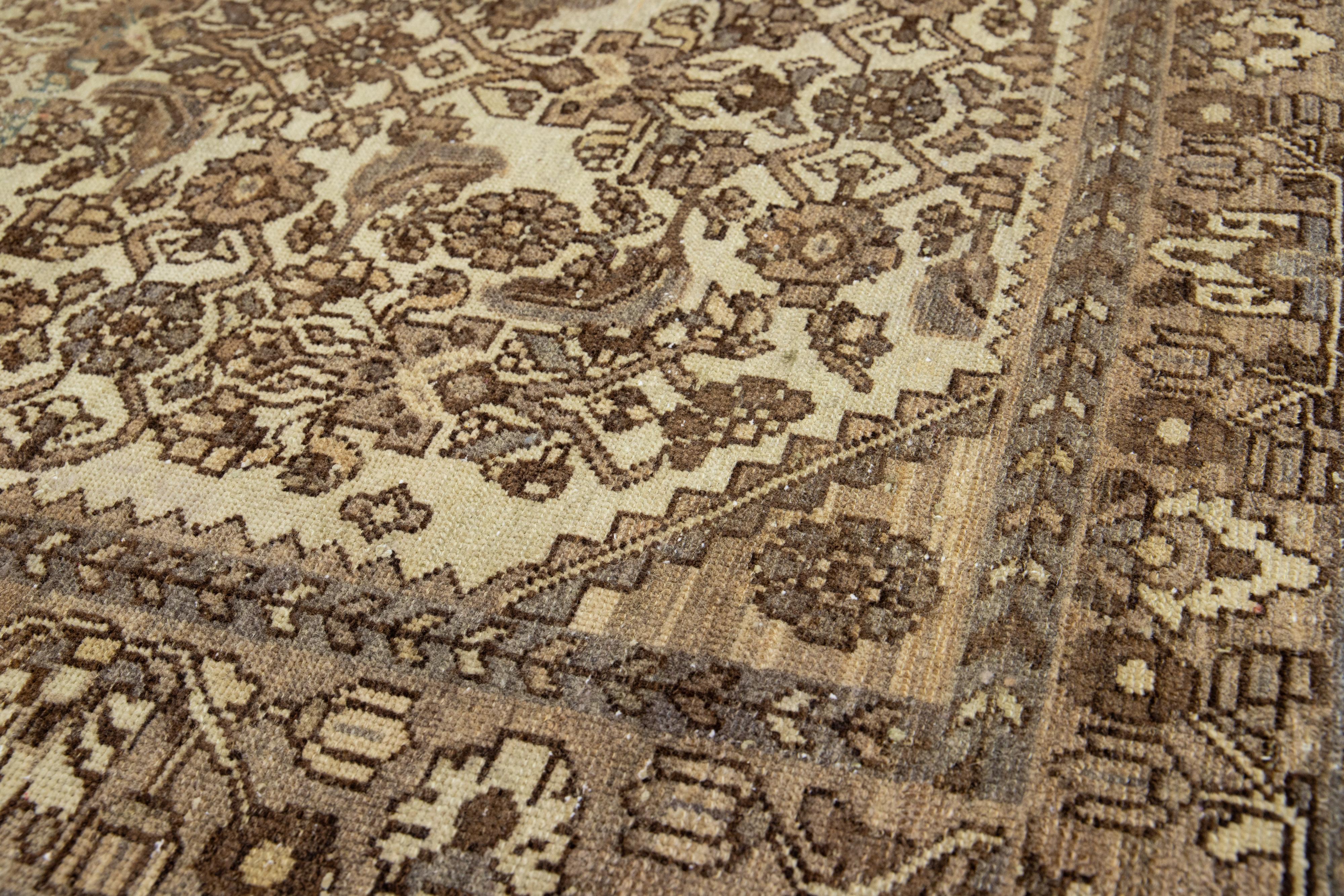 Floral Handgefertigter antiker persischer Malayer-Teppich in Beige mit Schachtel aus Wolle im Angebot 2