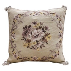 Couvercle de coussin à fleurs fait à la main, coussin à écailles en laine crème et violette à l'aiguille