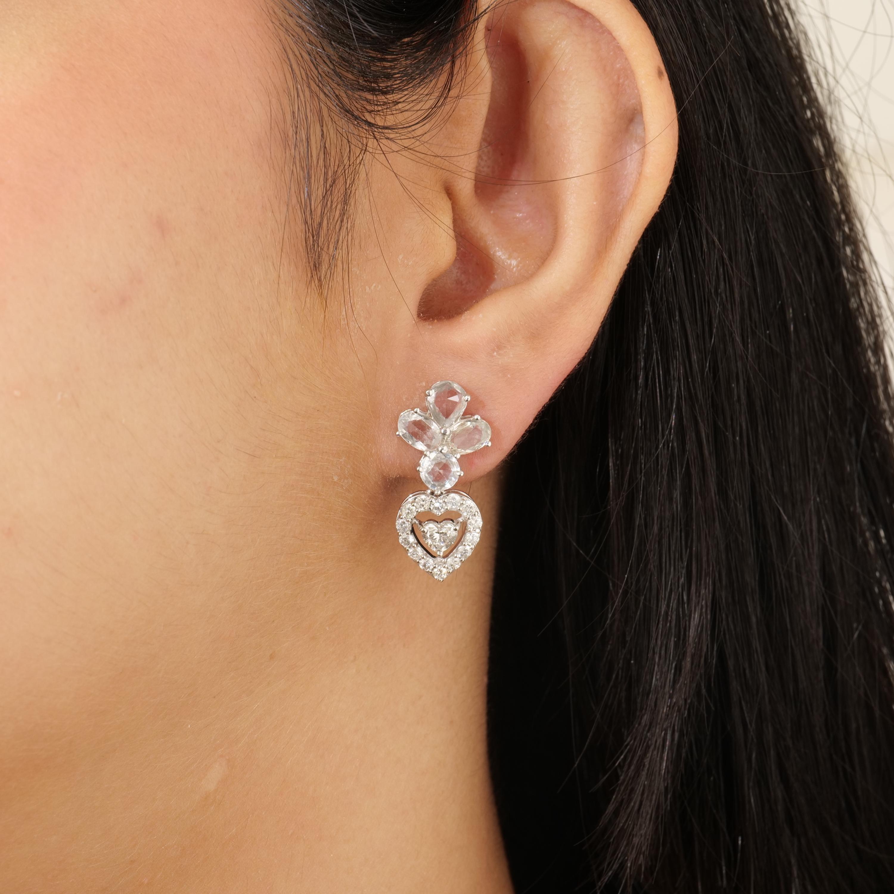Art déco Boucles d'oreilles en or massif 14k (certifié) avec halo de diamants en forme de cœur floral en vente