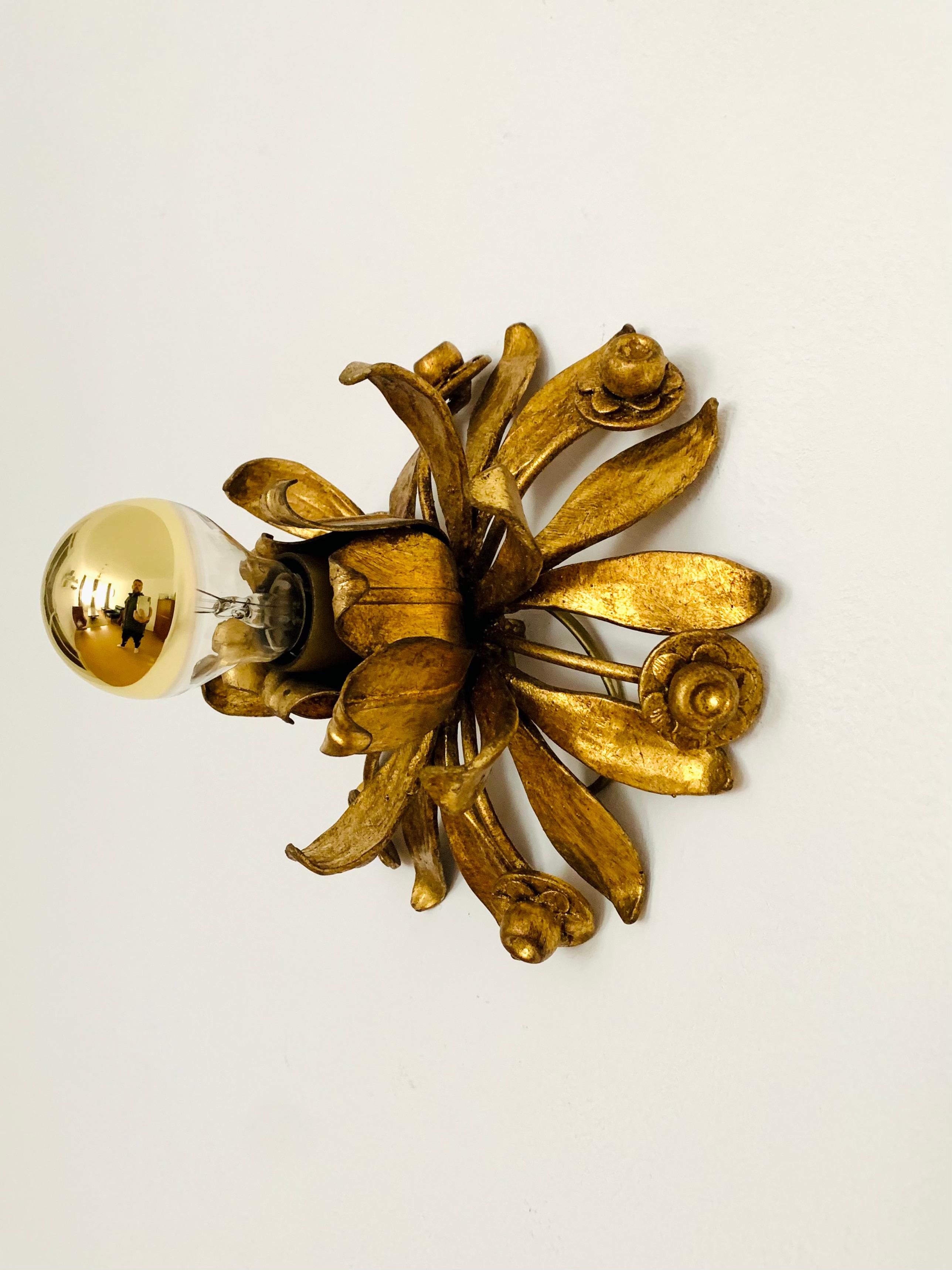 Floral Hollywood Regency Wall Lamp In Good Condition For Sale In München, DE