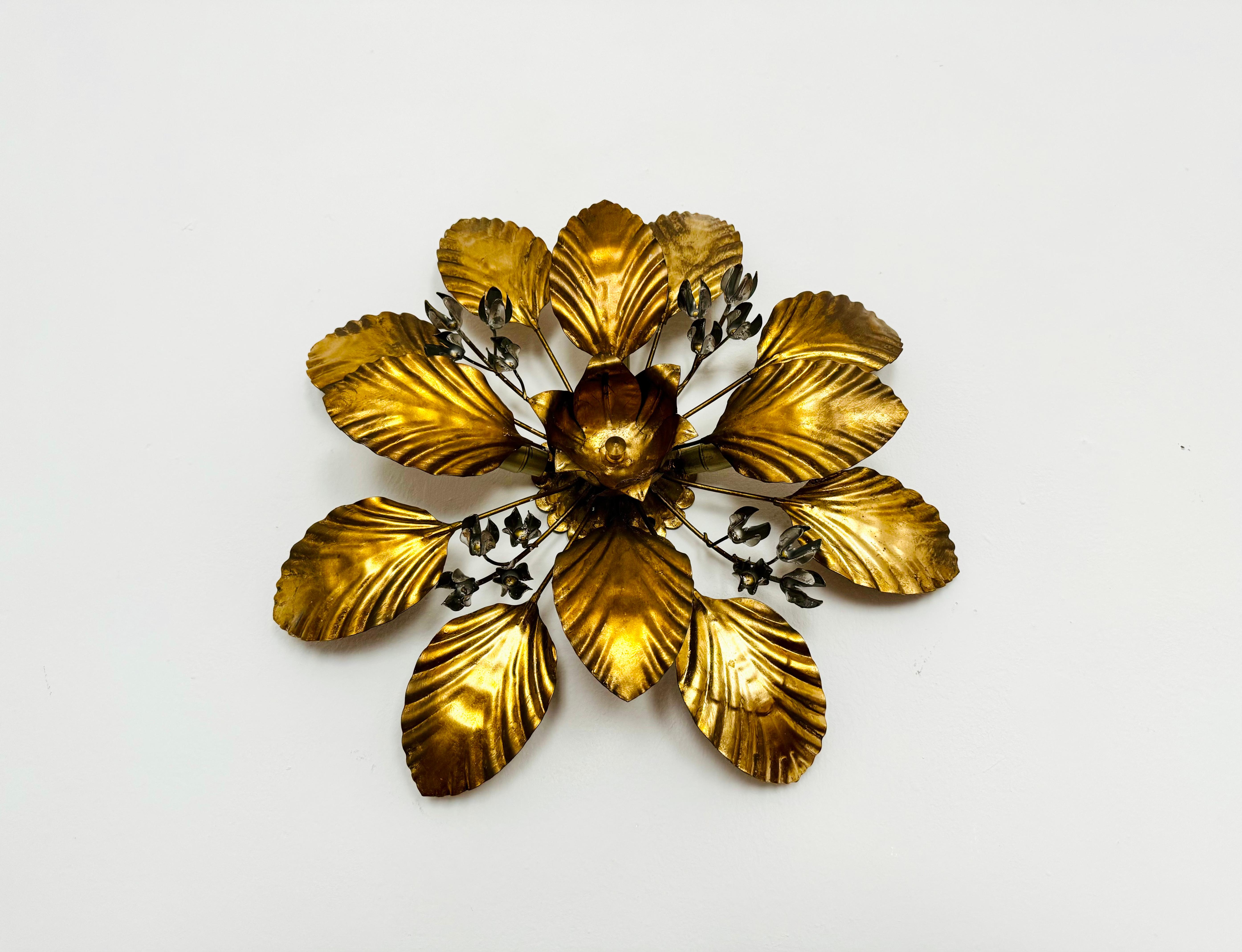 Sehr schöne goldene Hollywood Regency Wand- oder Deckenlampe aus den 1970er Jahren.
Die Anordnung der Blätter erzeugt ein spektakuläres Lichtspiel an der Wand.
Tolles Design und hochwertige Verarbeitung.

Design: Hans Kögl

Bedingung:

Sehr guter