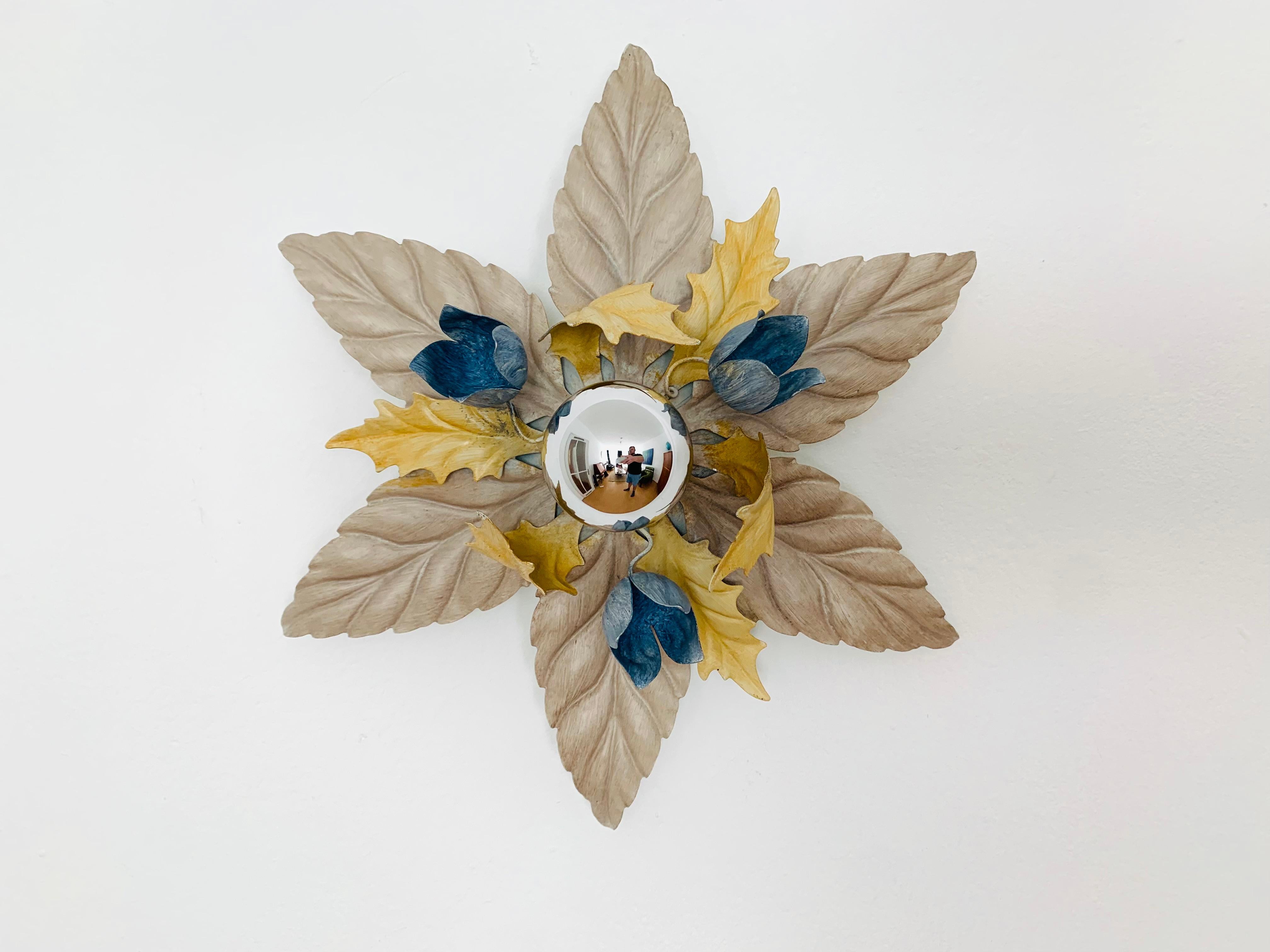 Very nice Hollywood Regency wall lamp or ceiling lamp from the 1970s.
The arrangement of the leaves creates a spectacular play of light on the wall.
Great design and high-quality workmanship.

Condition:

Very good vintage condition with slight