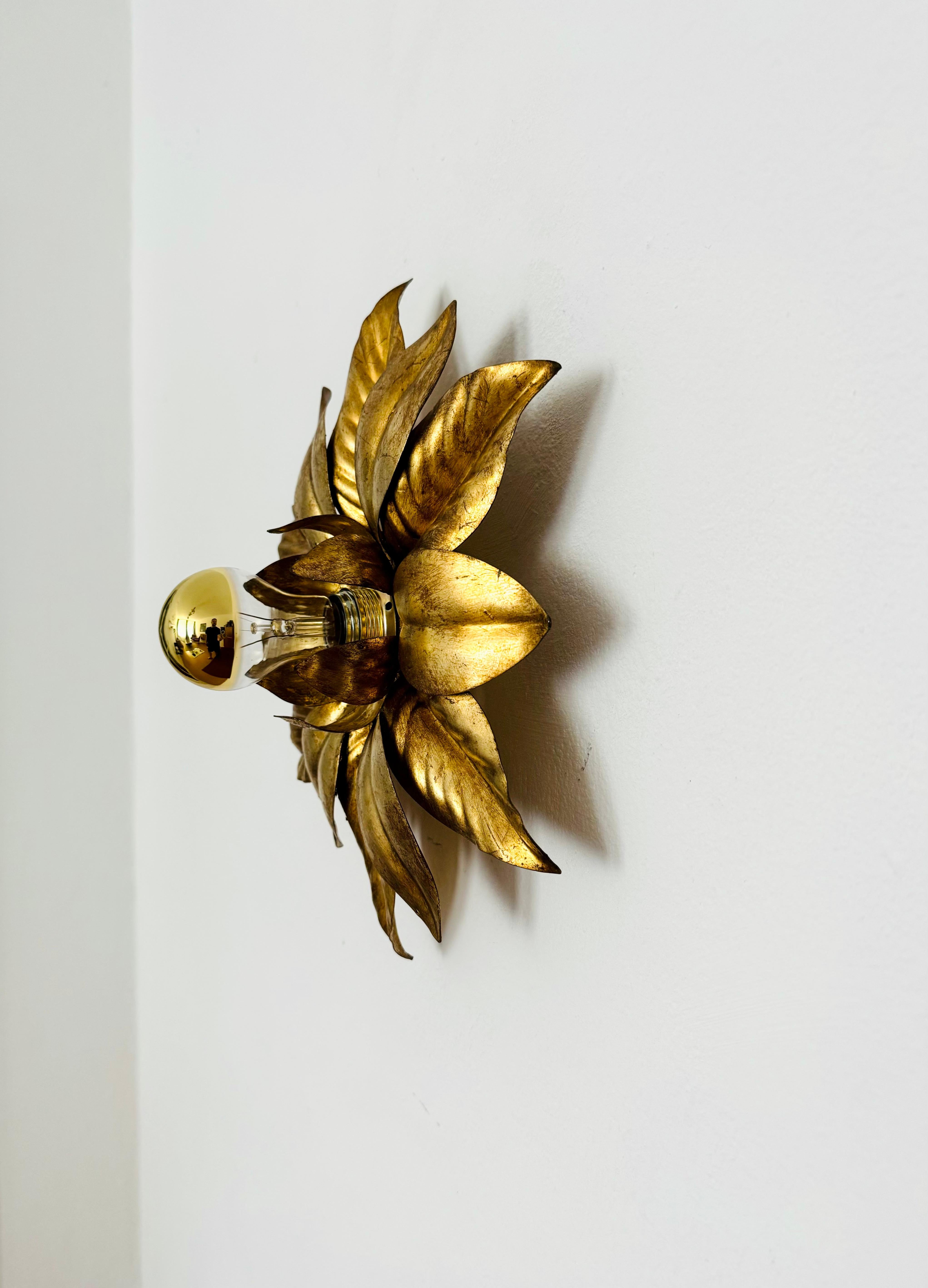 Florale Hollywood Regency Wand- oder Deckenleuchte im Zustand „Gut“ im Angebot in München, DE