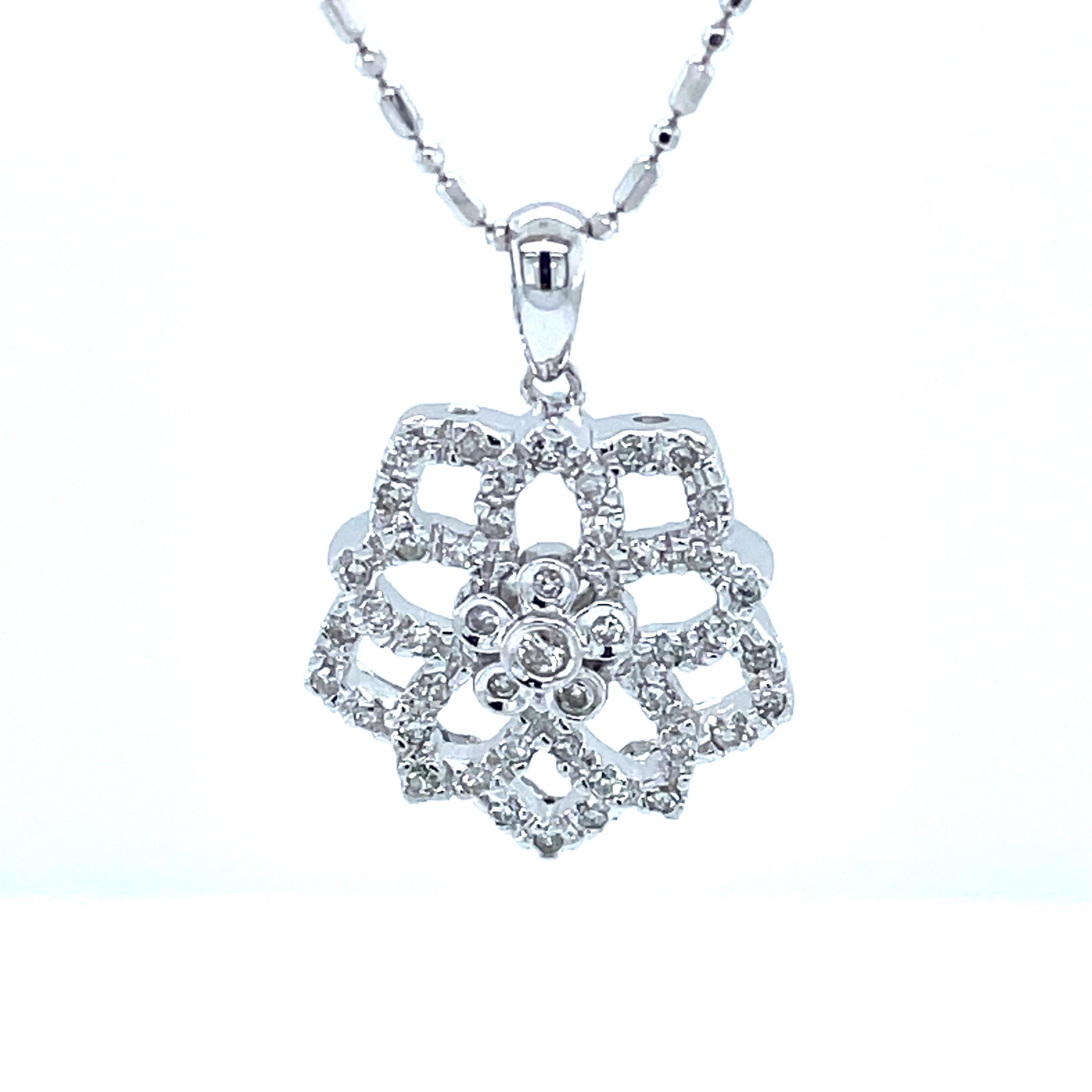 Collana con ciondolo in oro bianco 14 carati di ispirazione floreale In condizioni Nuovo in vendita a Mount Kisco, NY