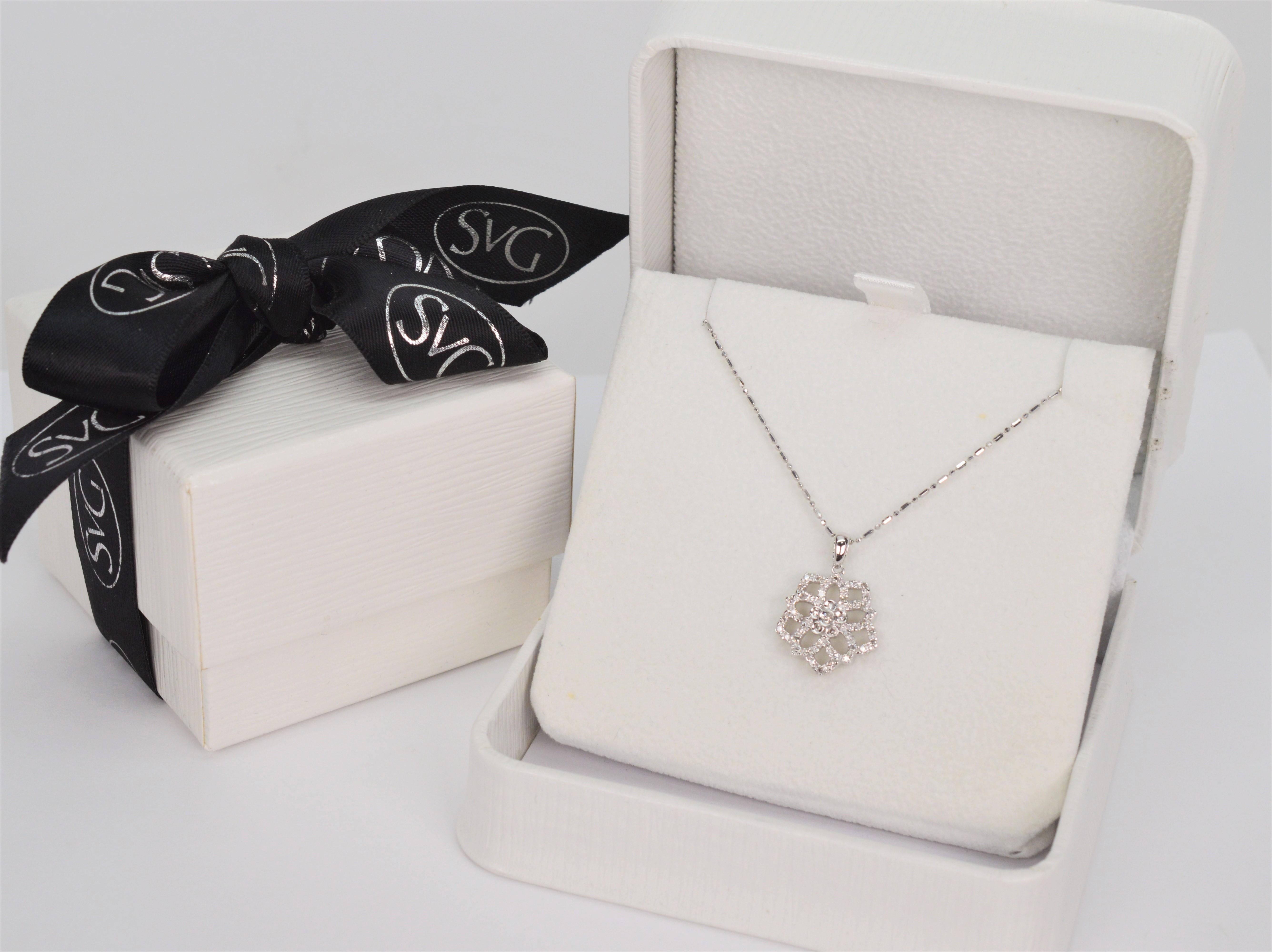 Collana con ciondolo in oro bianco 14 carati di ispirazione floreale in vendita 2