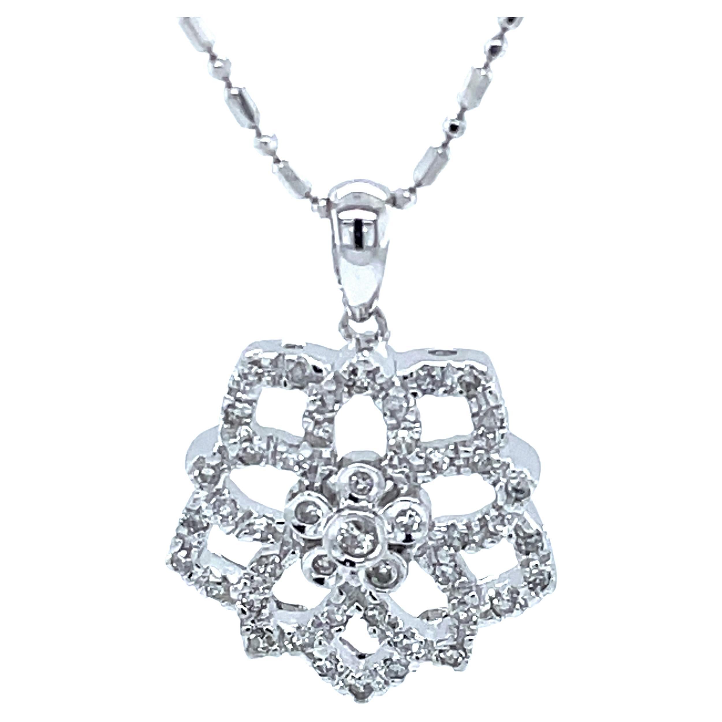 Collier pendentif d'inspiration florale en or blanc 14 carats et diamants