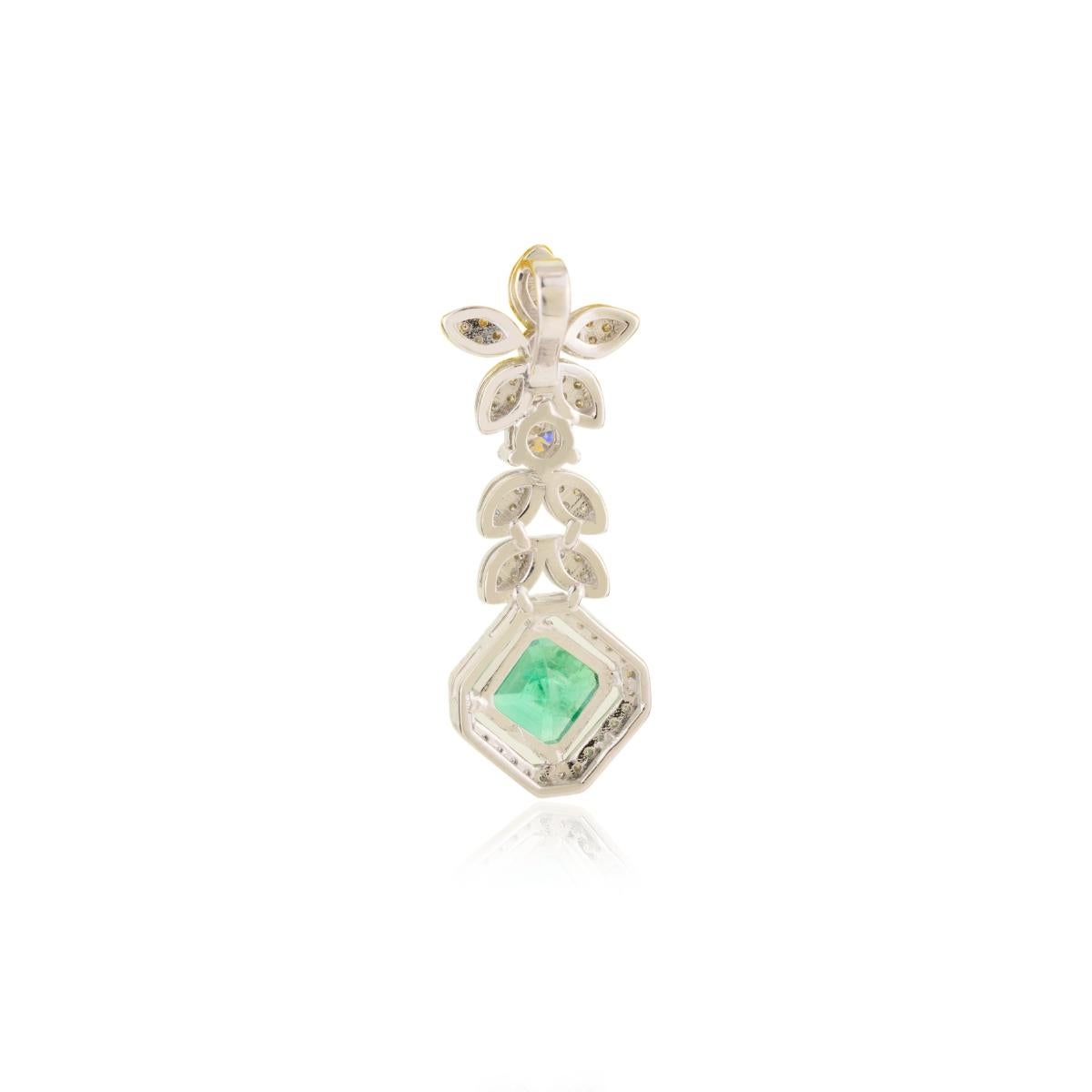 Art Déco Ciondolo a goccia di ispirazione floreale con smeraldo e diamante in oro bianco 14k Regalo di gioielli in vendita