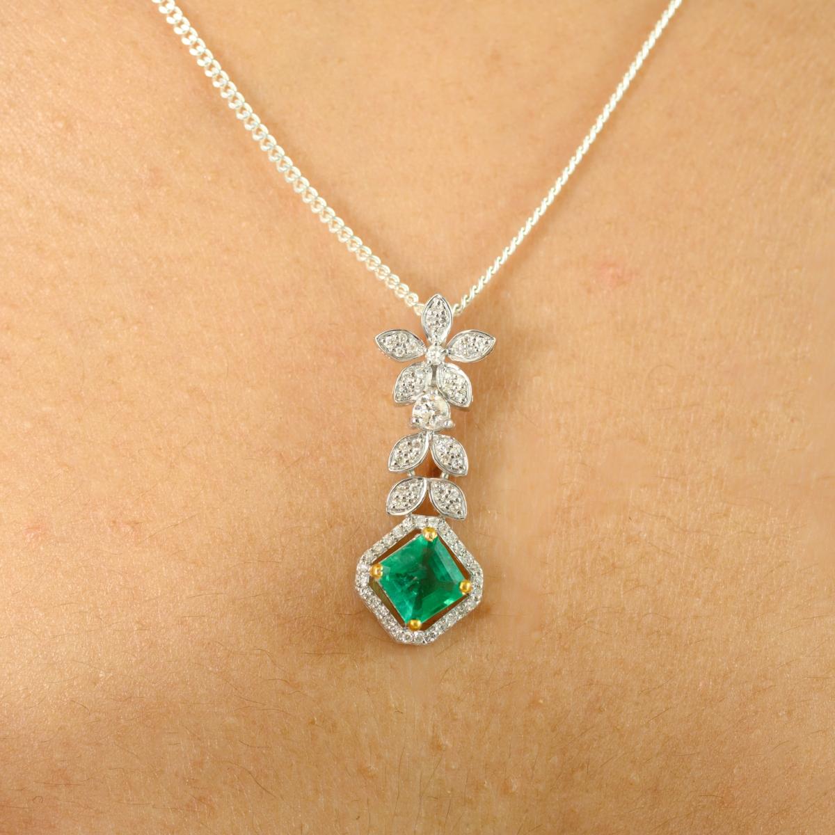 Quadrato Ciondolo a goccia di ispirazione floreale con smeraldo e diamante in oro bianco 14k Regalo di gioielli in vendita