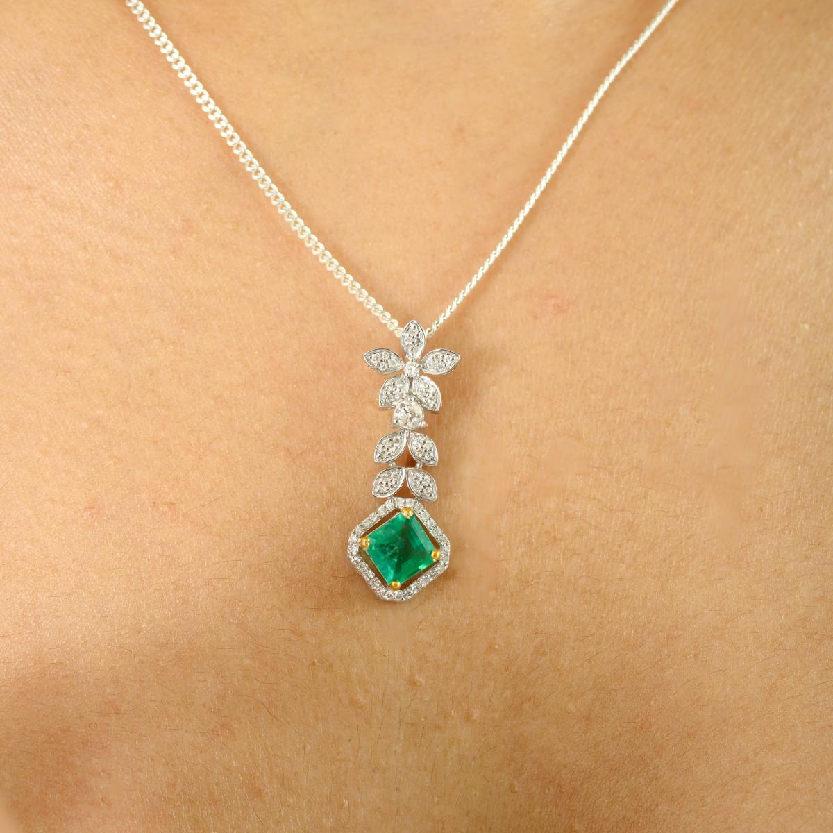 Ciondolo a goccia di ispirazione floreale con smeraldo e diamante in oro bianco 14k Regalo di gioielli in vendita 2