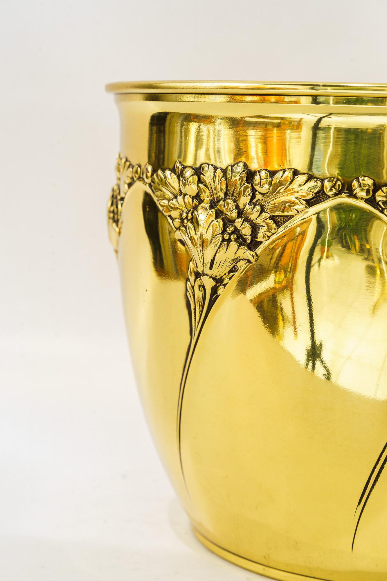Floral Jugendstil-palmentopf Vienna um 1909 (Lackiert) im Angebot
