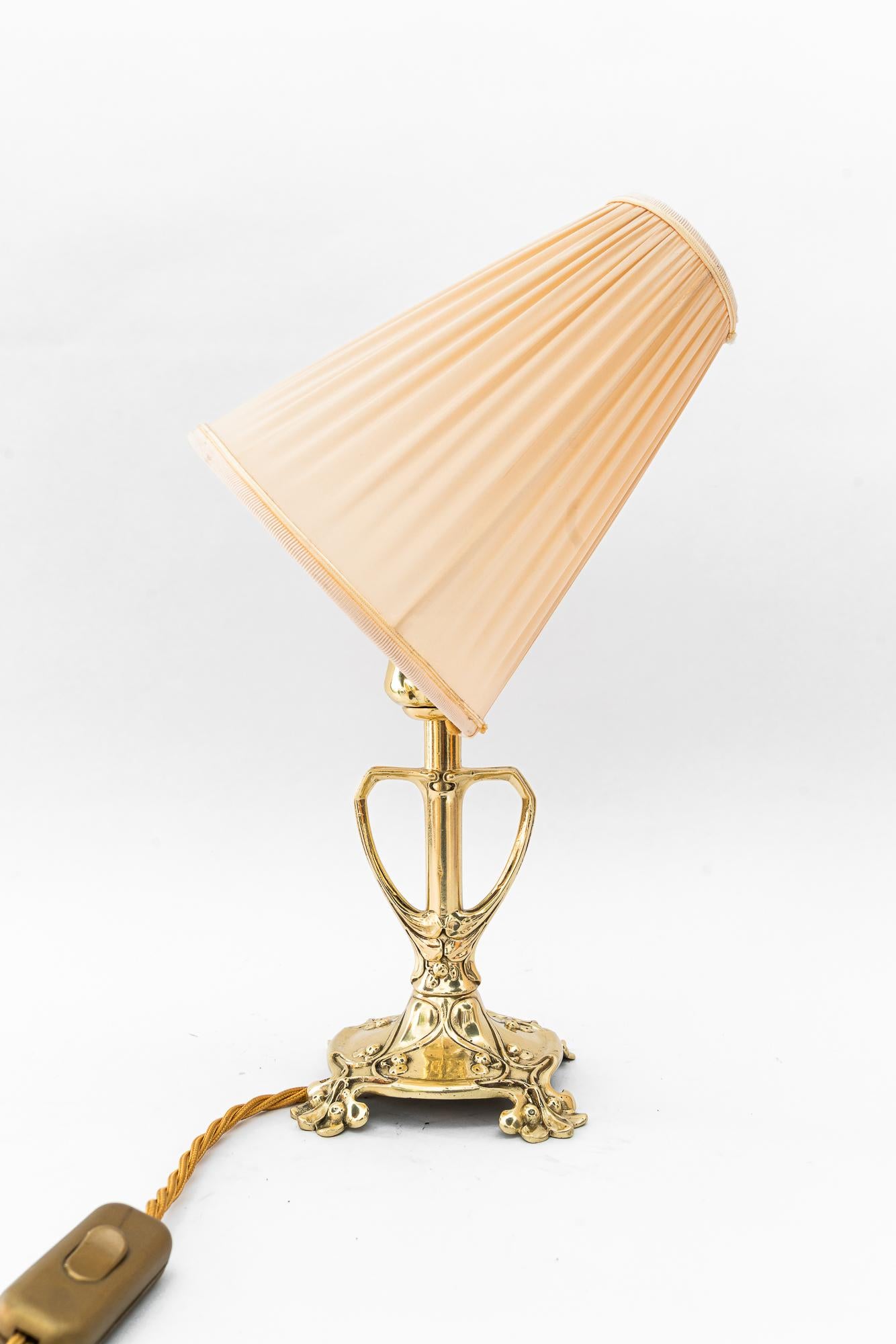 Floral Jugendstil table lamp with fabric shade vienna around 1908 Latón en venta