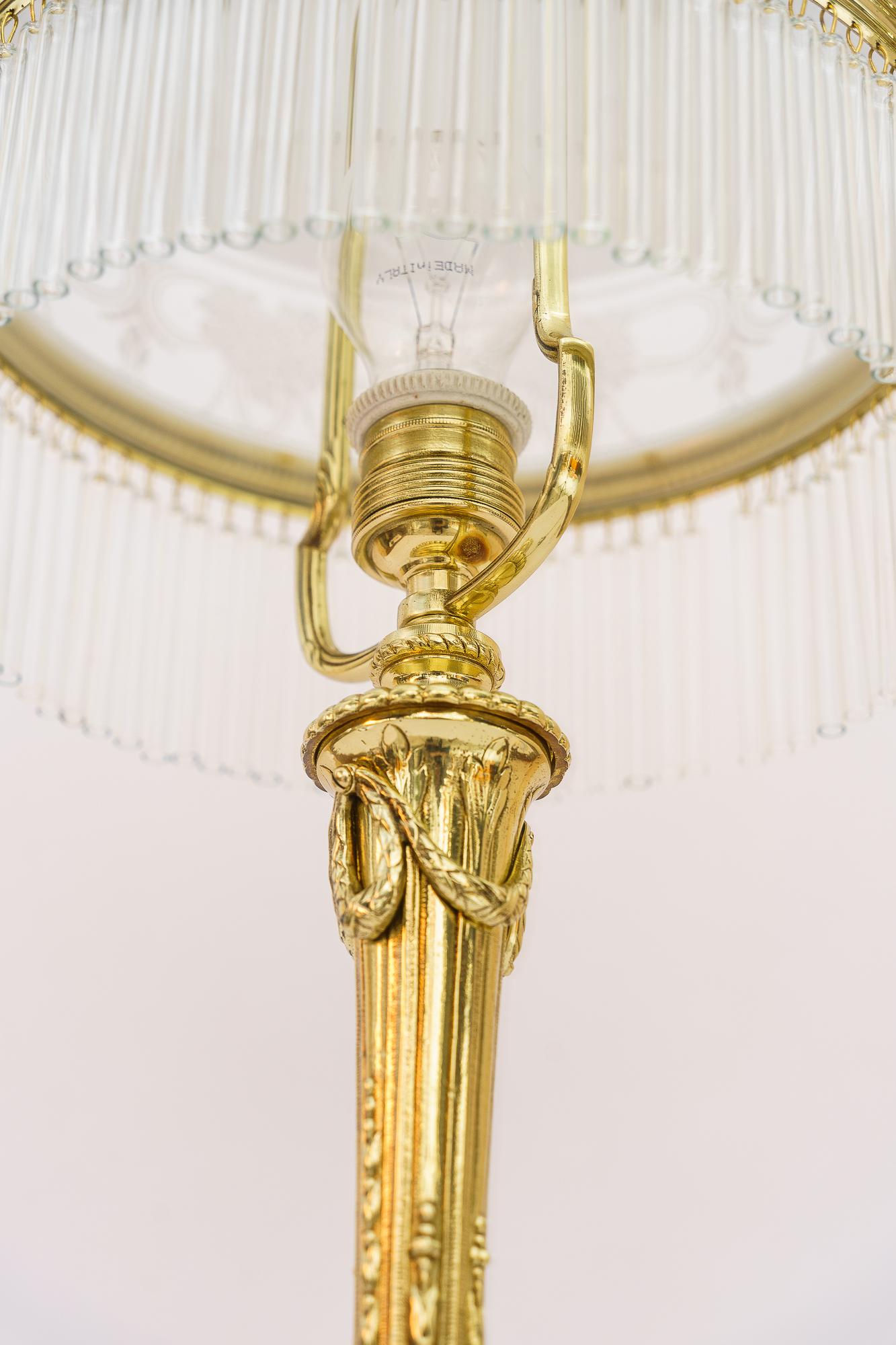 antike tischlampe mit glasschirm