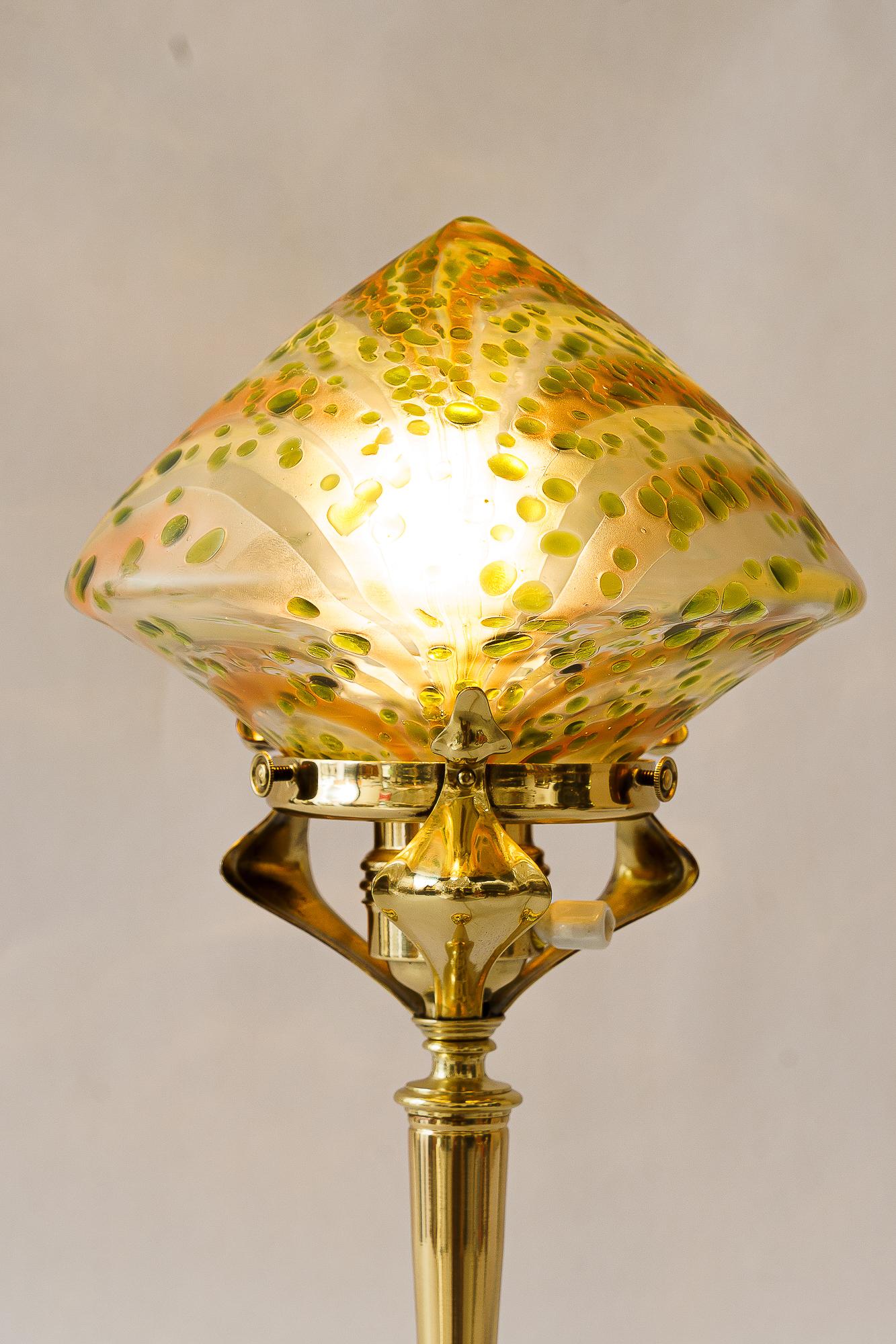 Lampe de table Jugendstil florale avec abat-jour en verre Loetz vers 1908 en vente 3