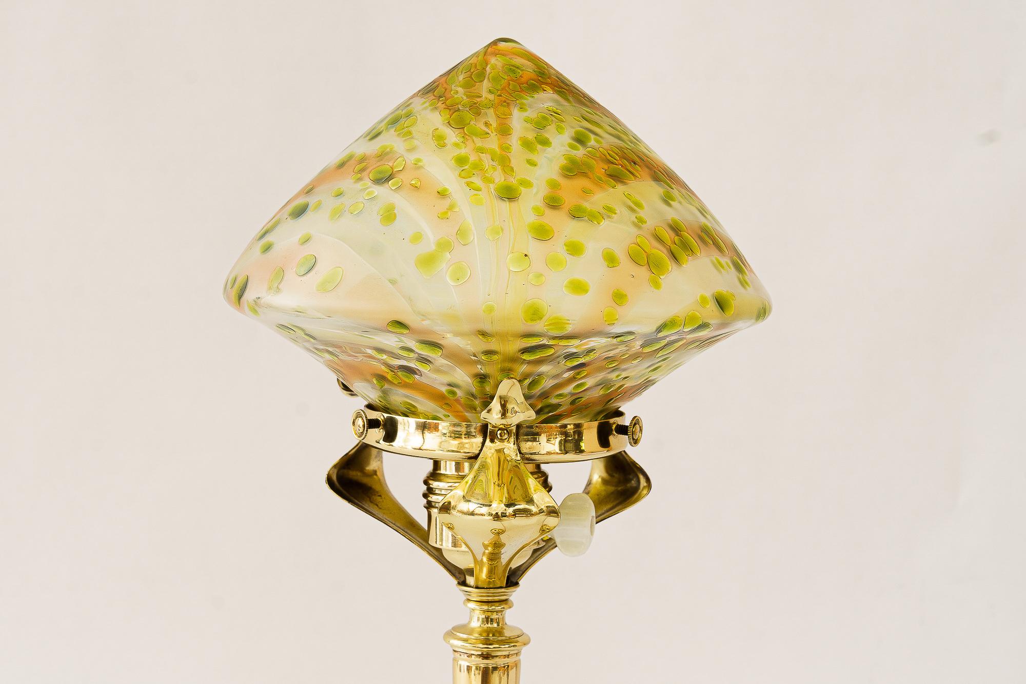 Lampe de table Jugendstil florale avec abat-jour en verre Loetz vers 1908
Laiton poli et émaillé au four
Abat-jour original en verre de Loetz