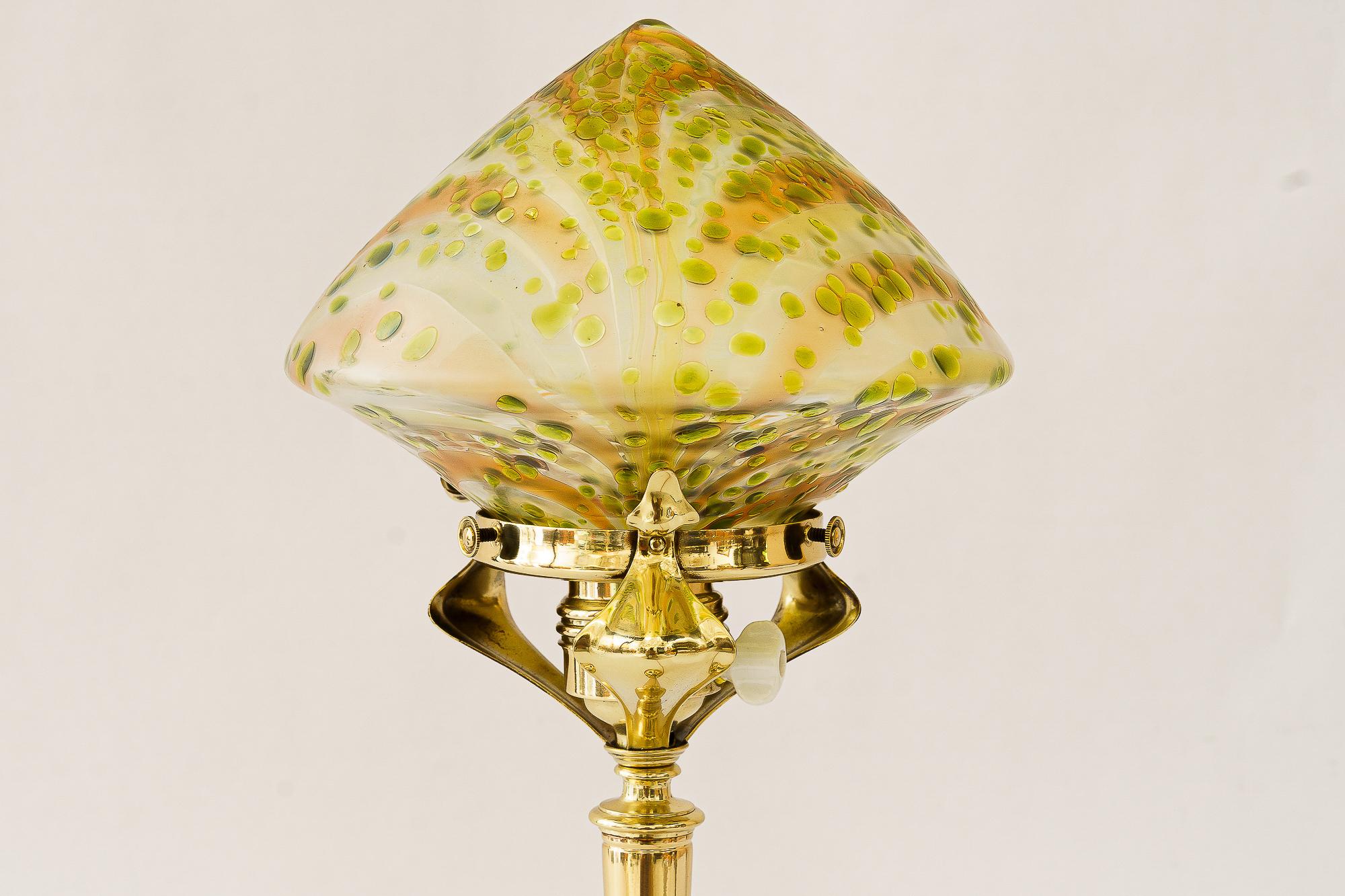 Autrichien Lampe de table Jugendstil florale avec abat-jour en verre Loetz vers 1908 en vente