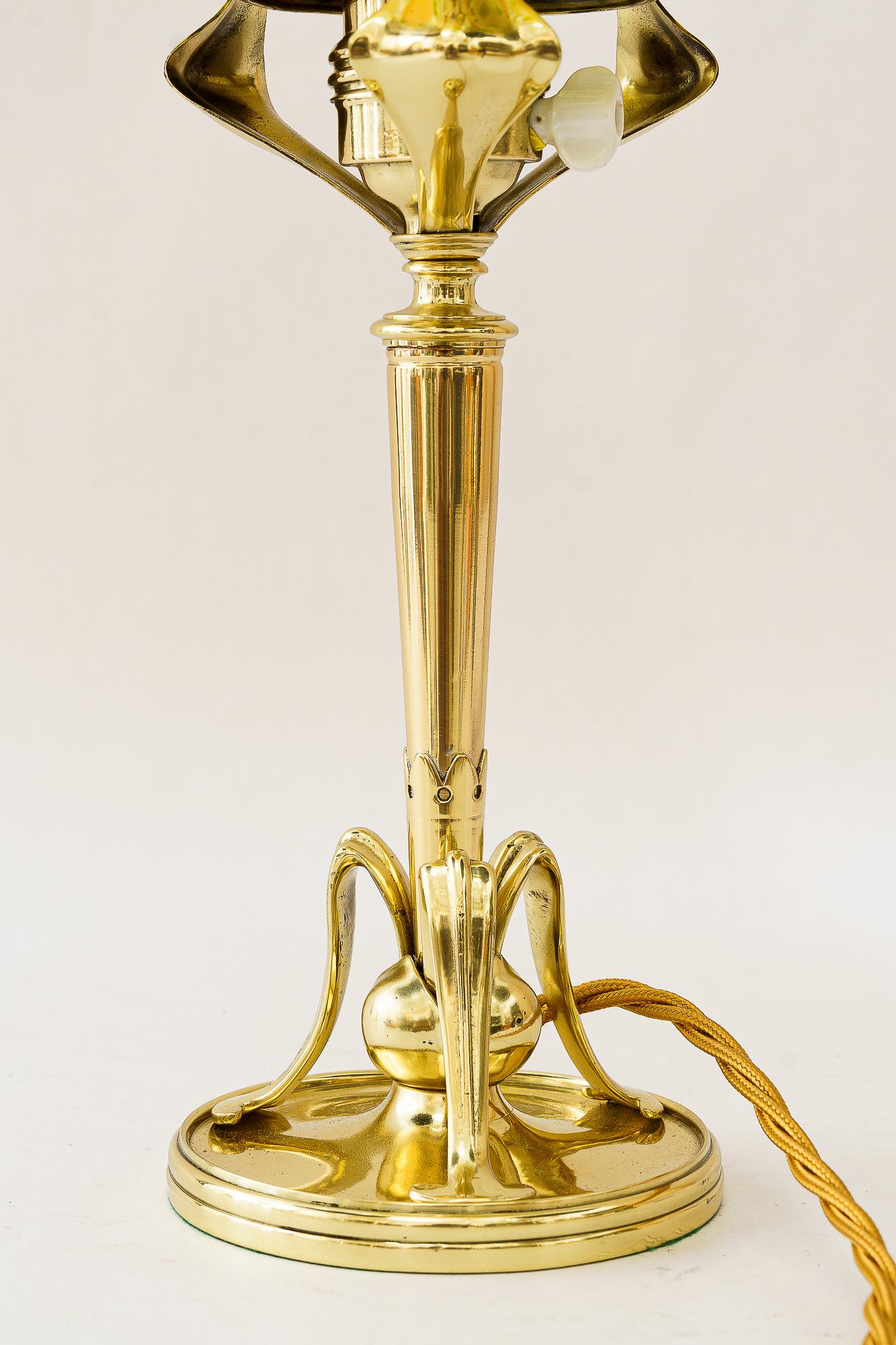 Lampe de table Jugendstil florale avec abat-jour en verre Loetz vers 1908 Bon état - En vente à Wien, AT