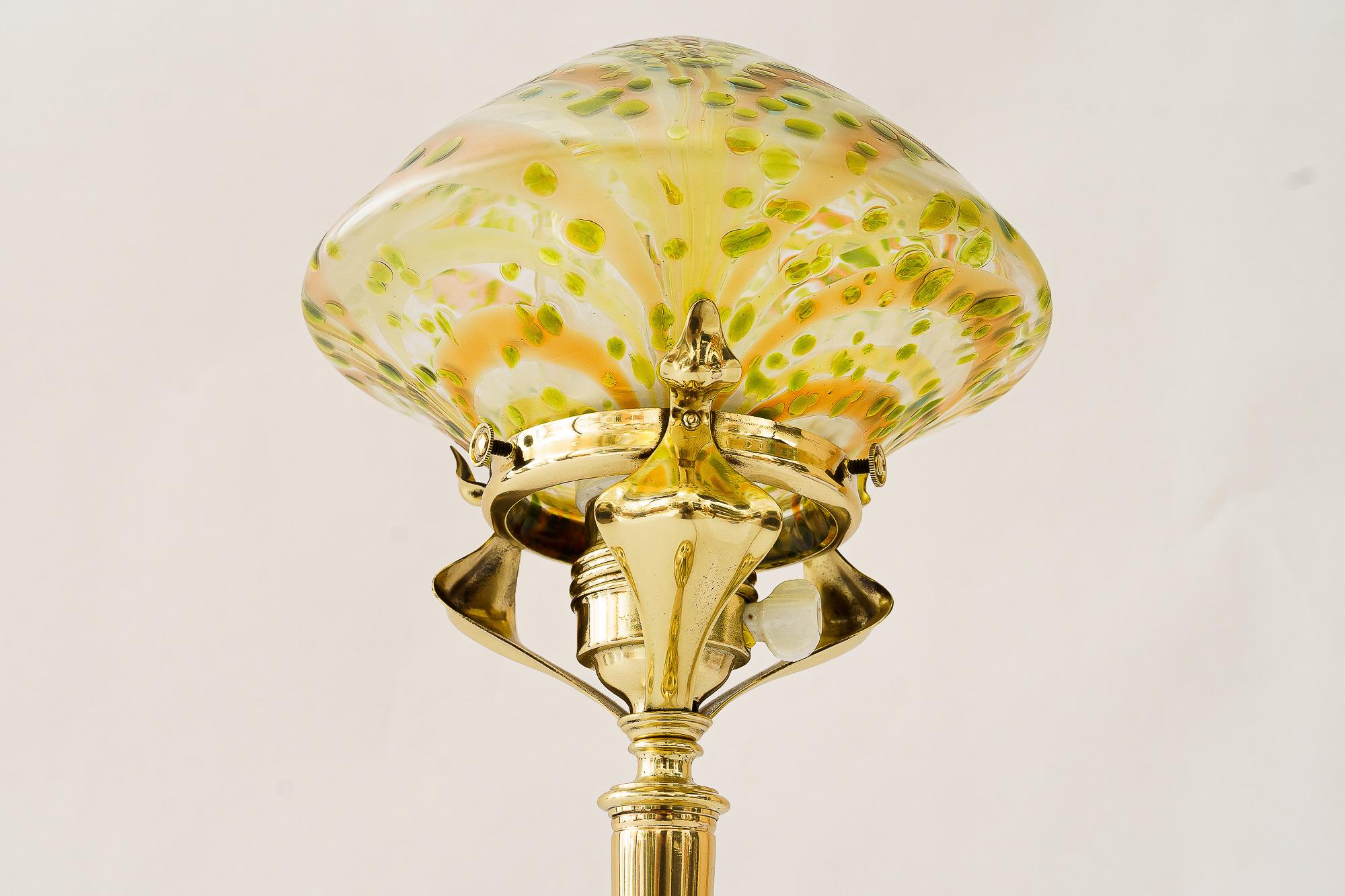 Début du 20ème siècle Lampe de table Jugendstil florale avec abat-jour en verre Loetz vers 1908 en vente