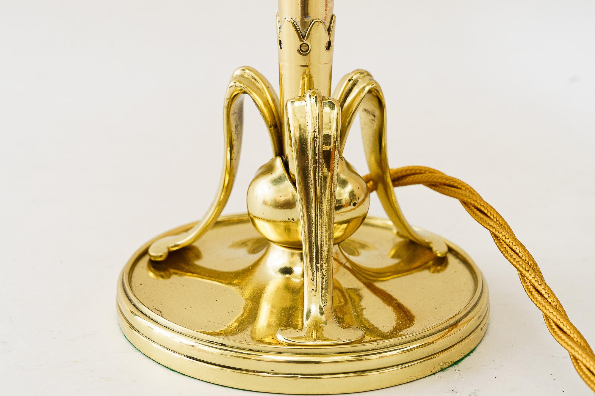 Laiton Lampe de table Jugendstil florale avec abat-jour en verre Loetz vers 1908 en vente