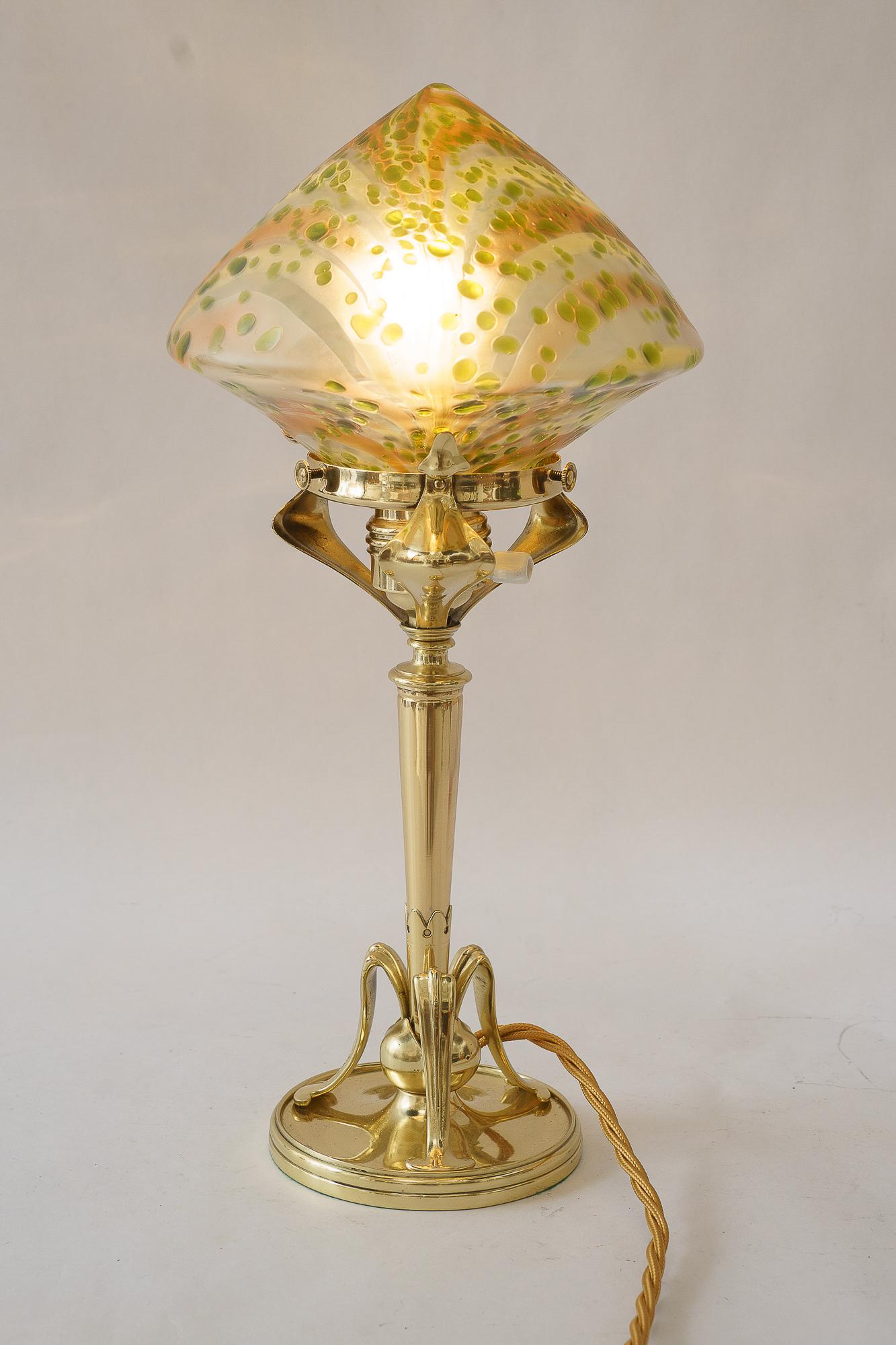 Lampe de table Jugendstil florale avec abat-jour en verre Loetz vers 1908 en vente 1