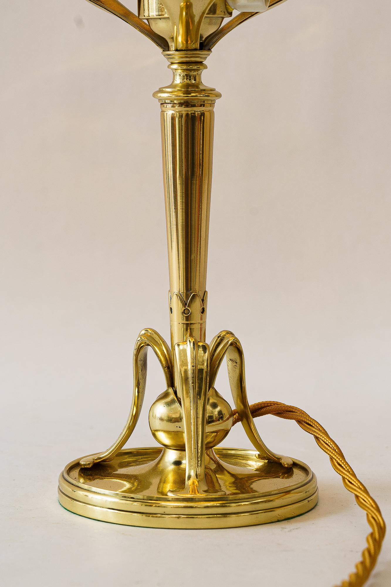 Lampe de table Jugendstil florale avec abat-jour en verre Loetz vers 1908 en vente 2