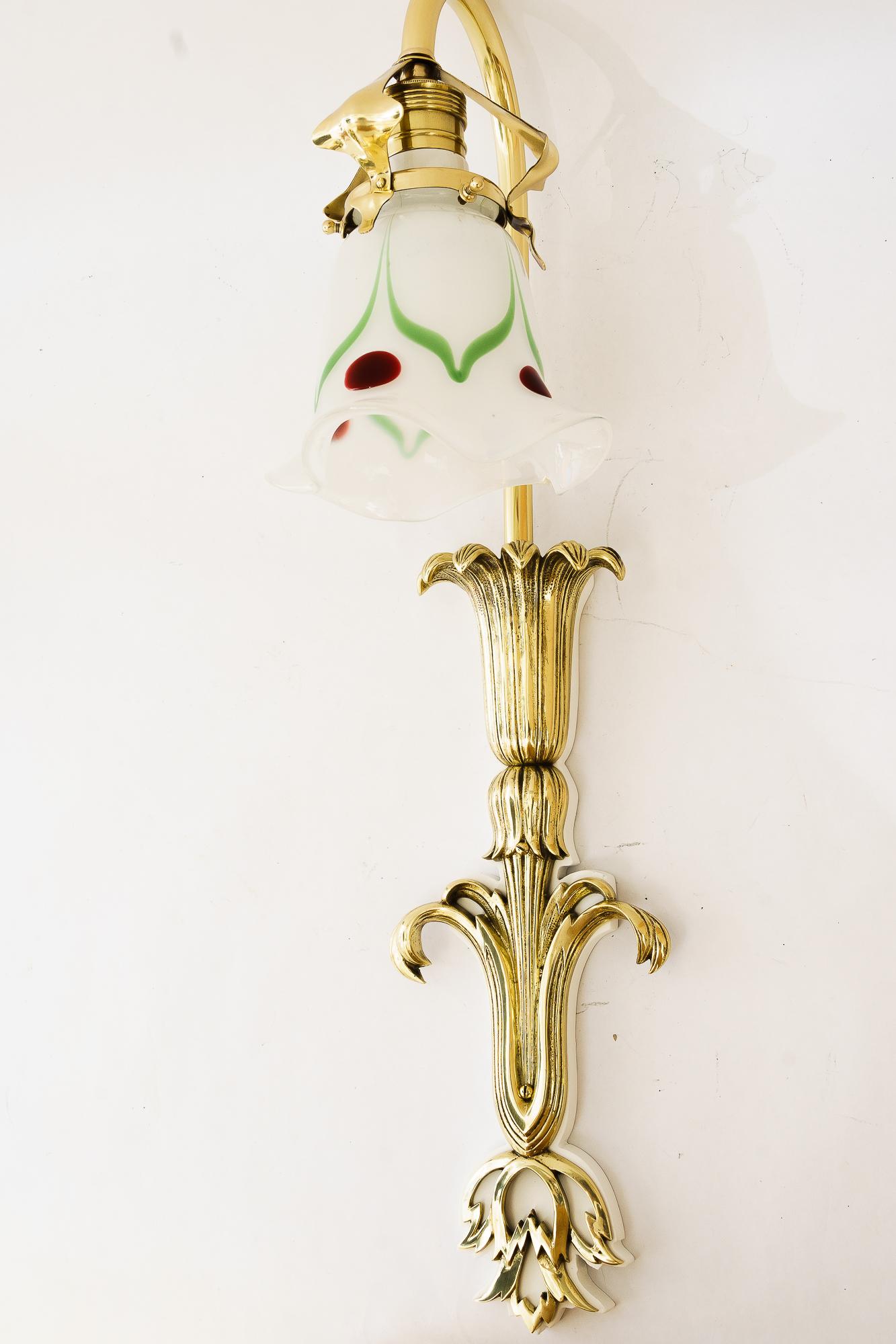 Aplique floral jugendstil  con pantalla original de cristal palme koenig redonda 1908
Latón pulido y esmaltado al horno