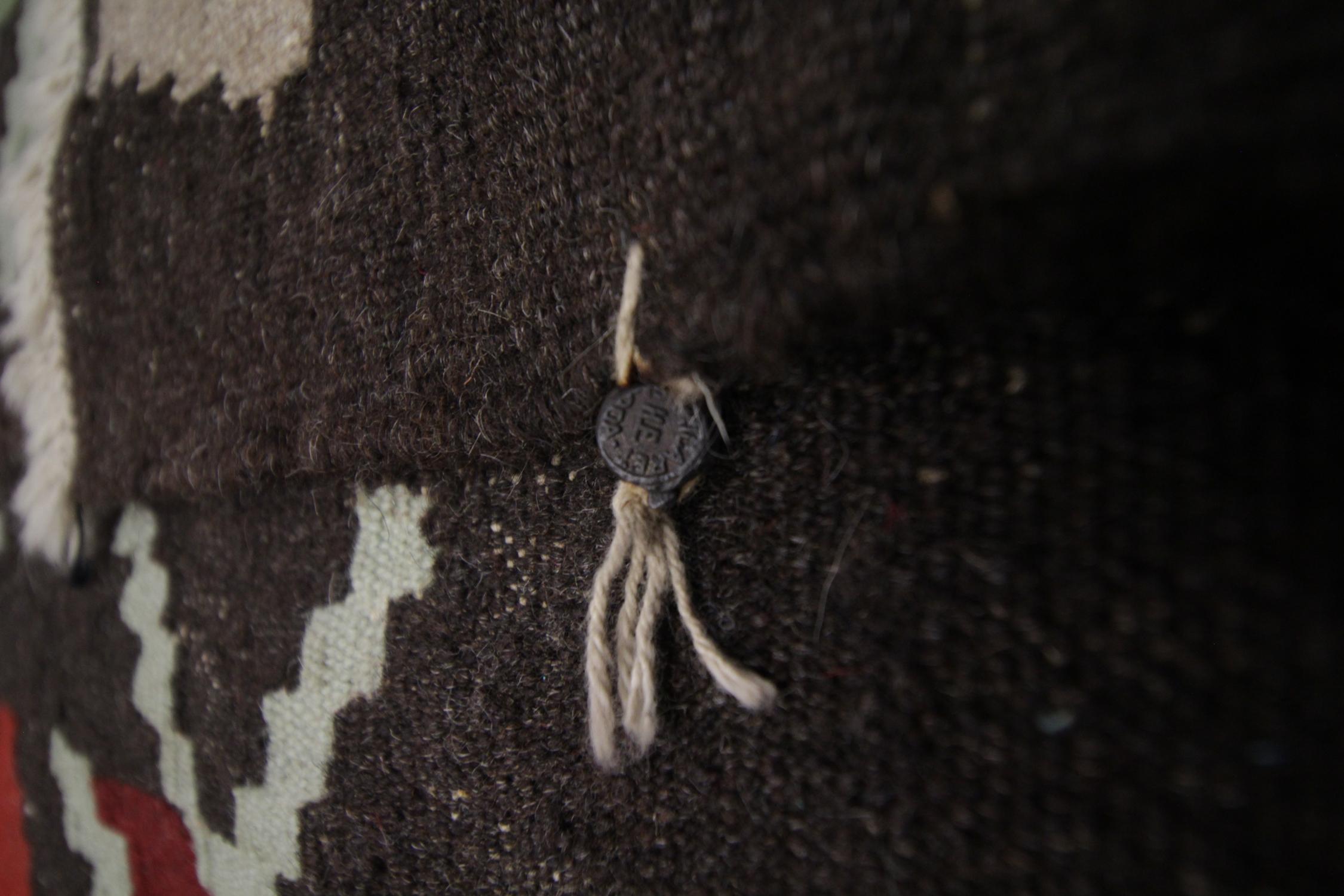 Tapis Kilim à fleurs - Tapis artisanal en laine traditionnelle vintage en vente 2
