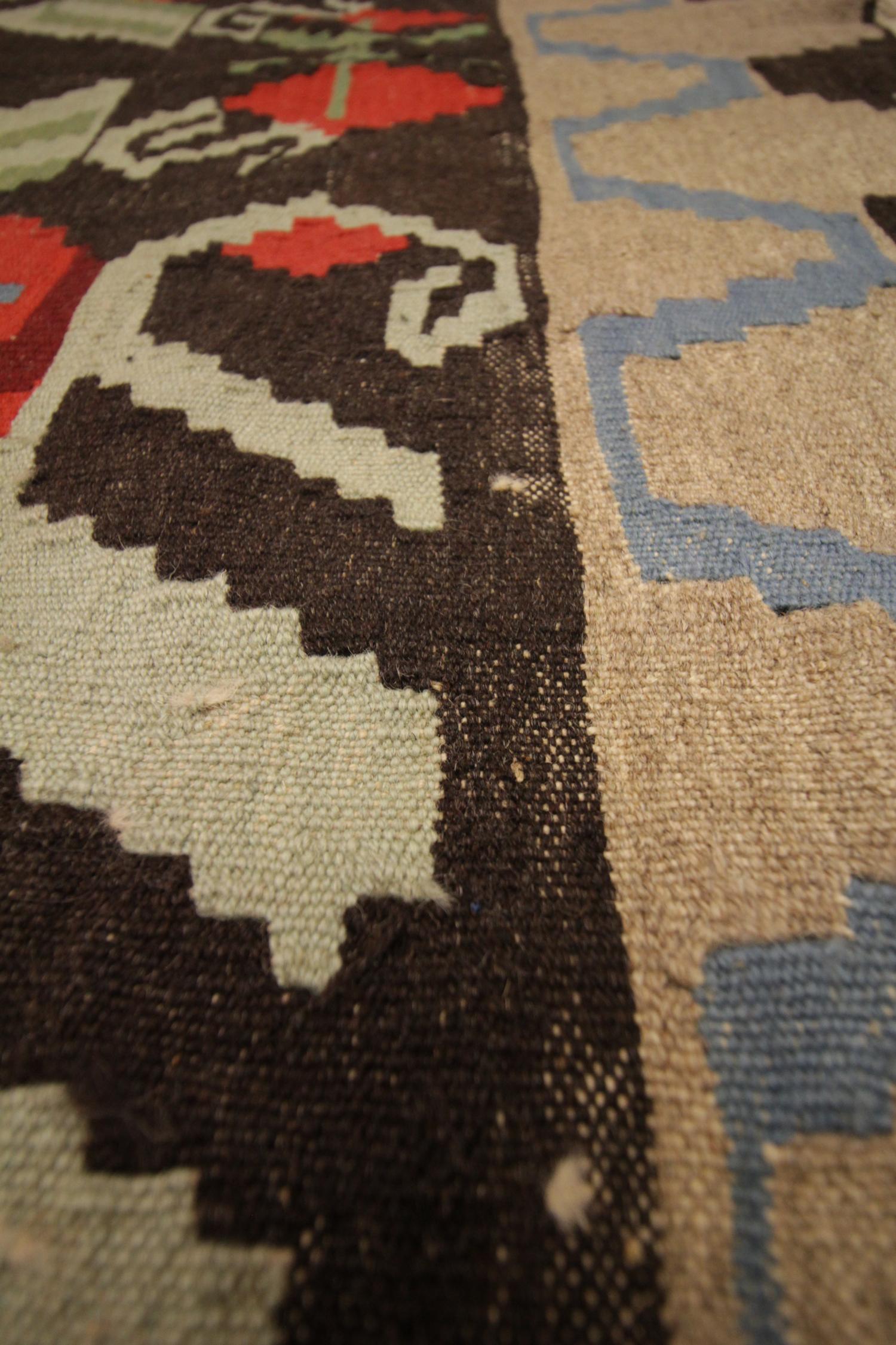Tapis Kilim à fleurs - Tapis artisanal en laine traditionnelle vintage Excellent état - En vente à Hampshire, GB