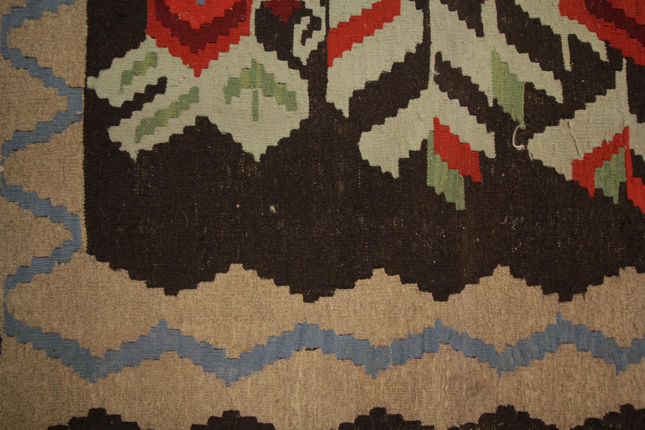 Milieu du XXe siècle Tapis Kilim à fleurs - Tapis artisanal en laine traditionnelle vintage en vente