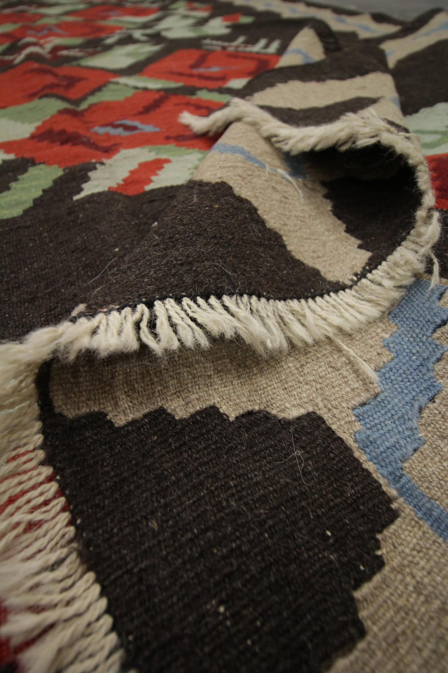 Laine Tapis Kilim à fleurs - Tapis artisanal en laine traditionnelle vintage en vente
