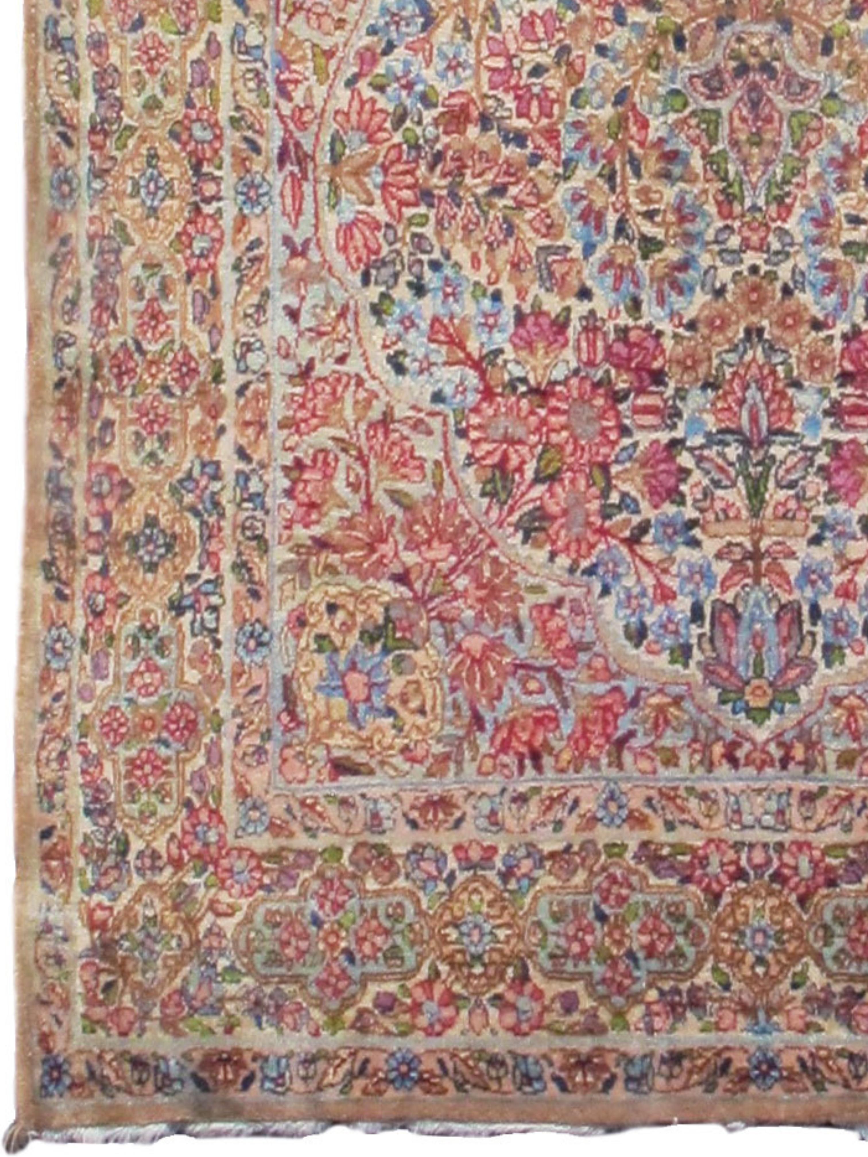 Floraler Kirman-Teppich, frühes 20. Jahrhundert

Zusätzliche Informationen:
Abmessungen: 4'0