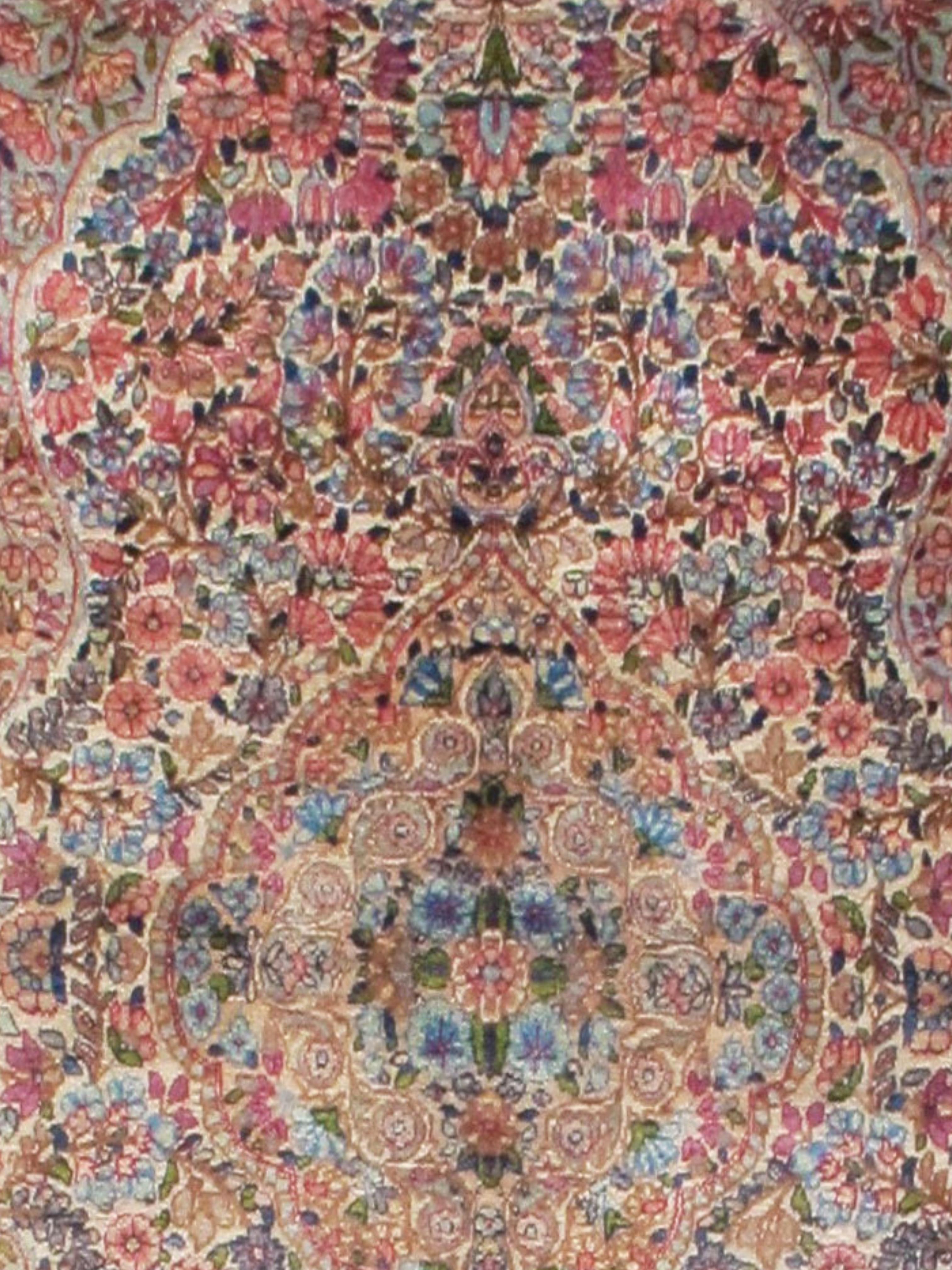 Floraler Kirman-Teppich, frühes 20. Jahrhundert (Persisch) im Angebot