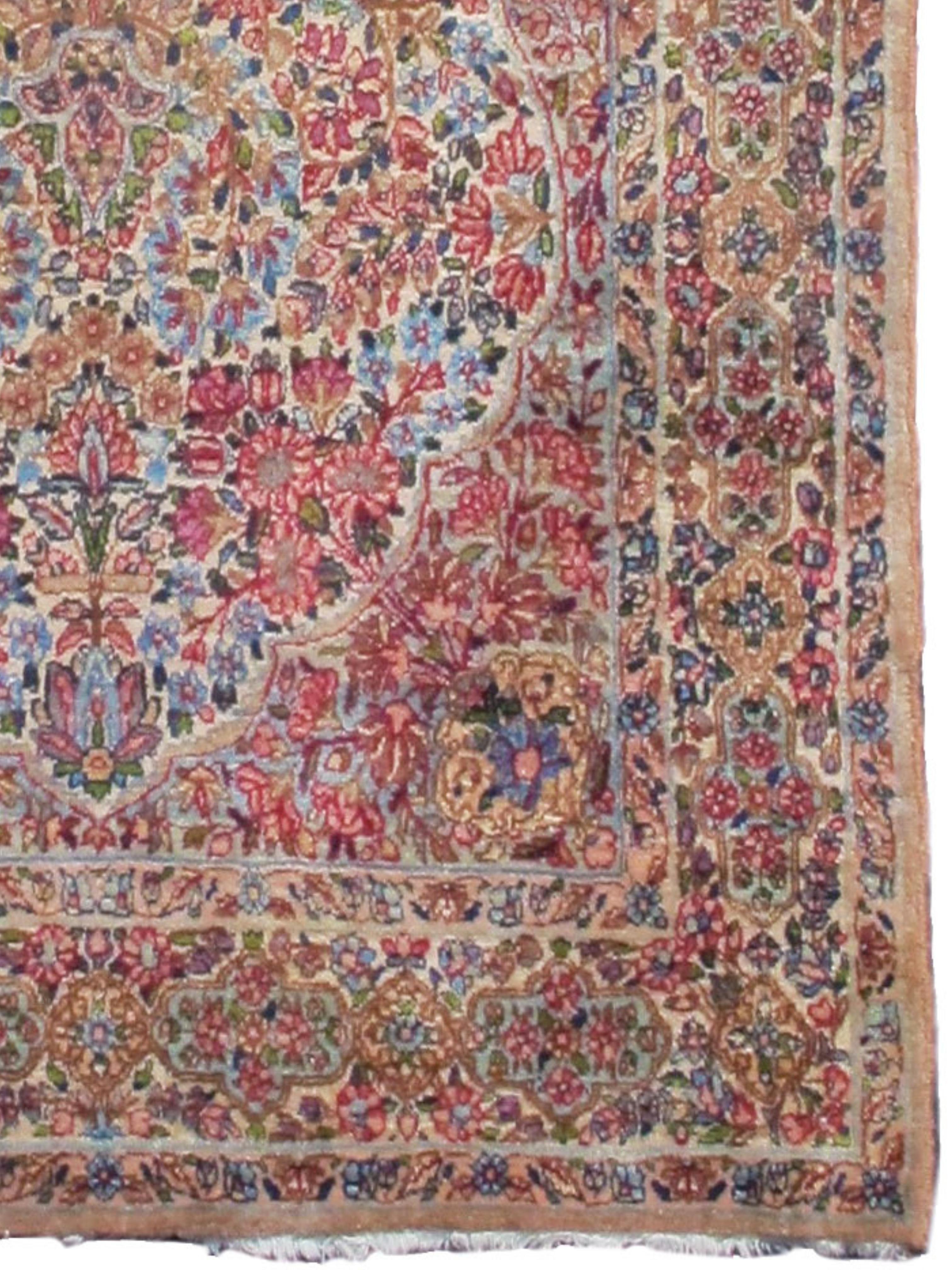 Floraler Kirman-Teppich, frühes 20. Jahrhundert (Handgeknüpft) im Angebot
