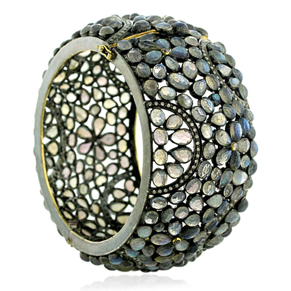 Gorgeous vintage looking Floral Labradorite Diamond Bangle Cuff in silver with gold closure is absolutely stunning. 

14k: 4.25gms
Diamond: 1.6cts
Slv:32.89gms
Labradorite: 200.00cts