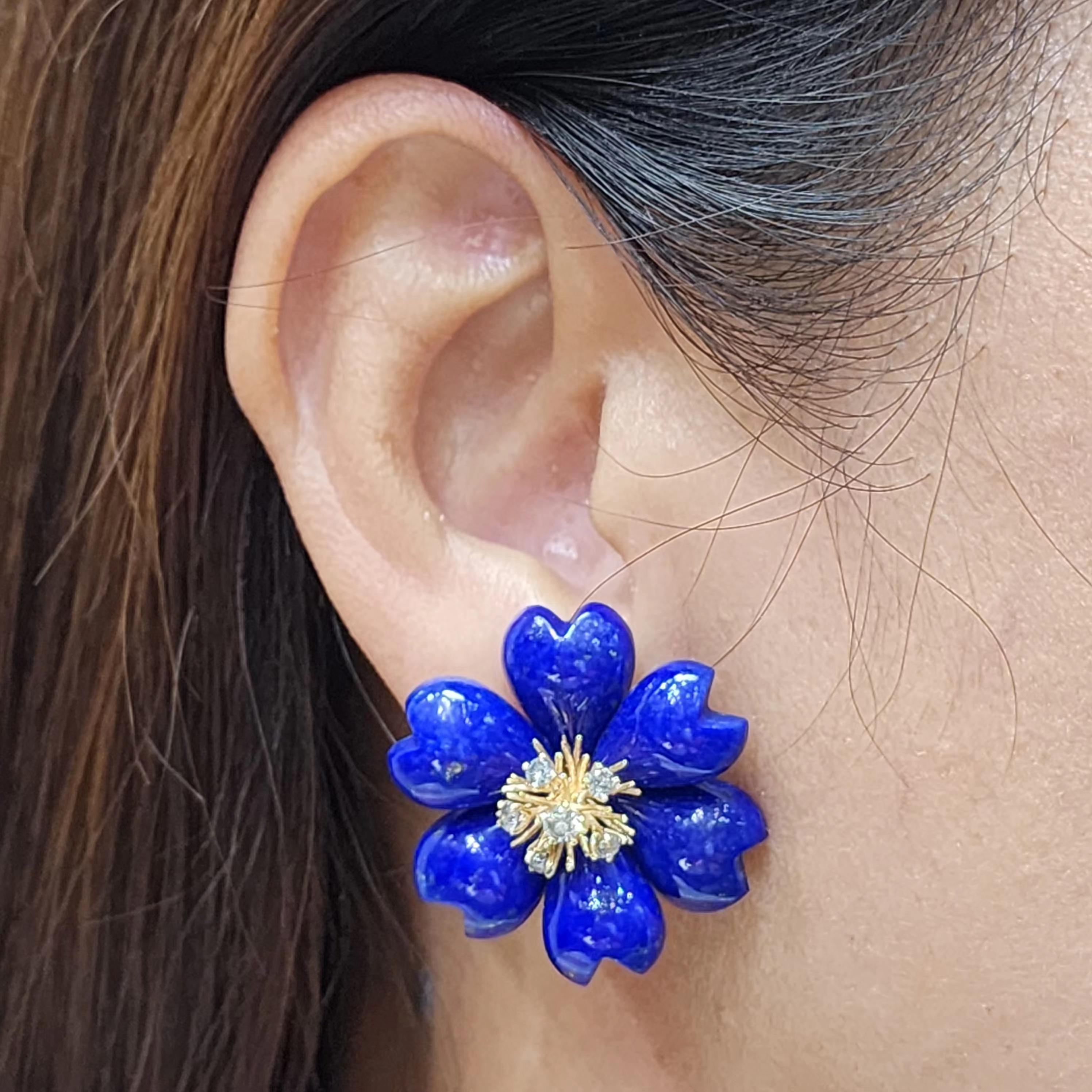 Questi squisiti orecchini presentano uno splendido disegno floreale realizzato in Lapislazzuli blu intenso, per un peso totale di 45.1 carati. I petali del fiore sono intagliati in modo intricato, evidenziando la bellezza naturale e la tonalità